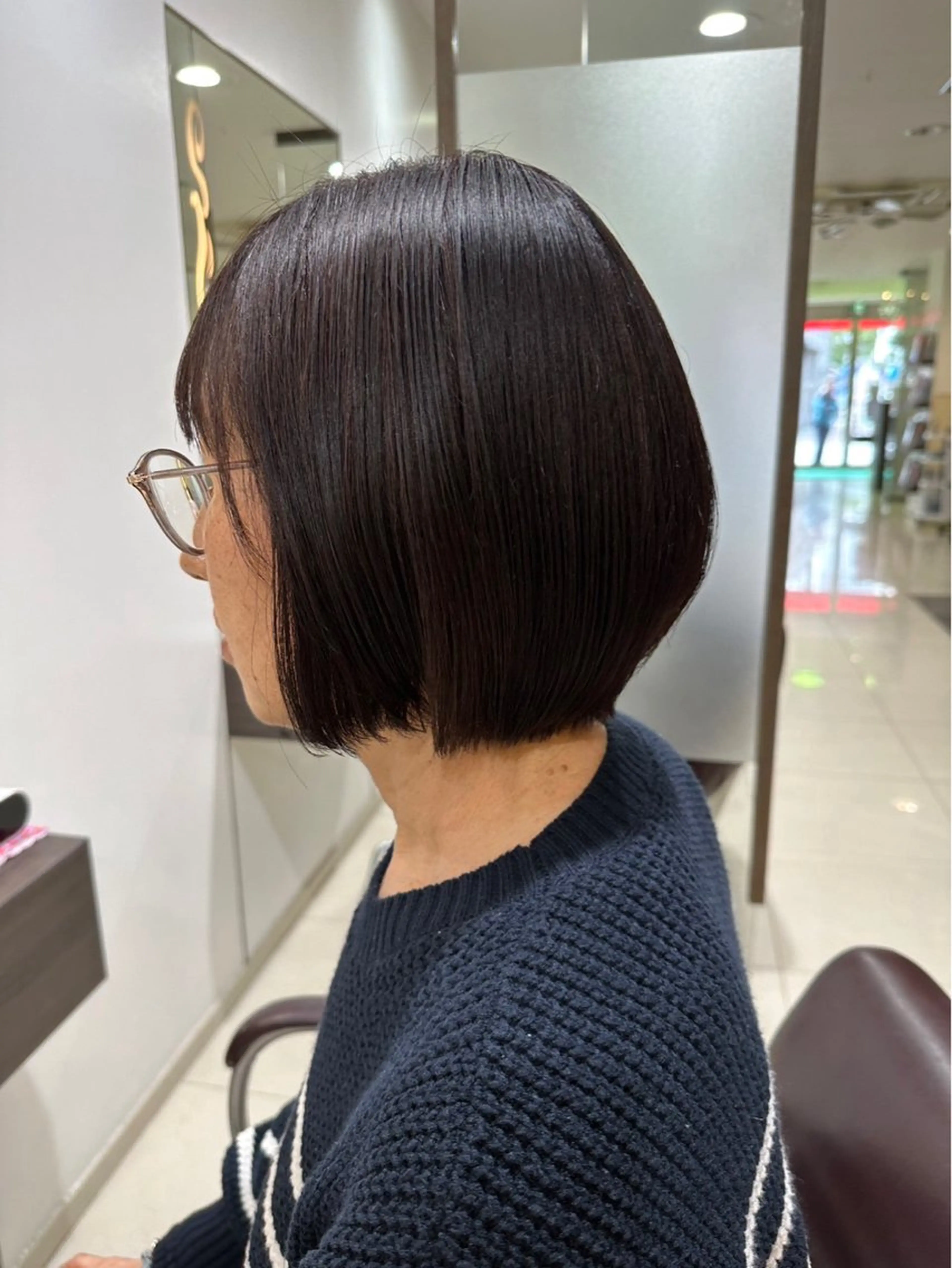 ミディアム ボブ レイヤー 艶々カラーのヘアスタイル