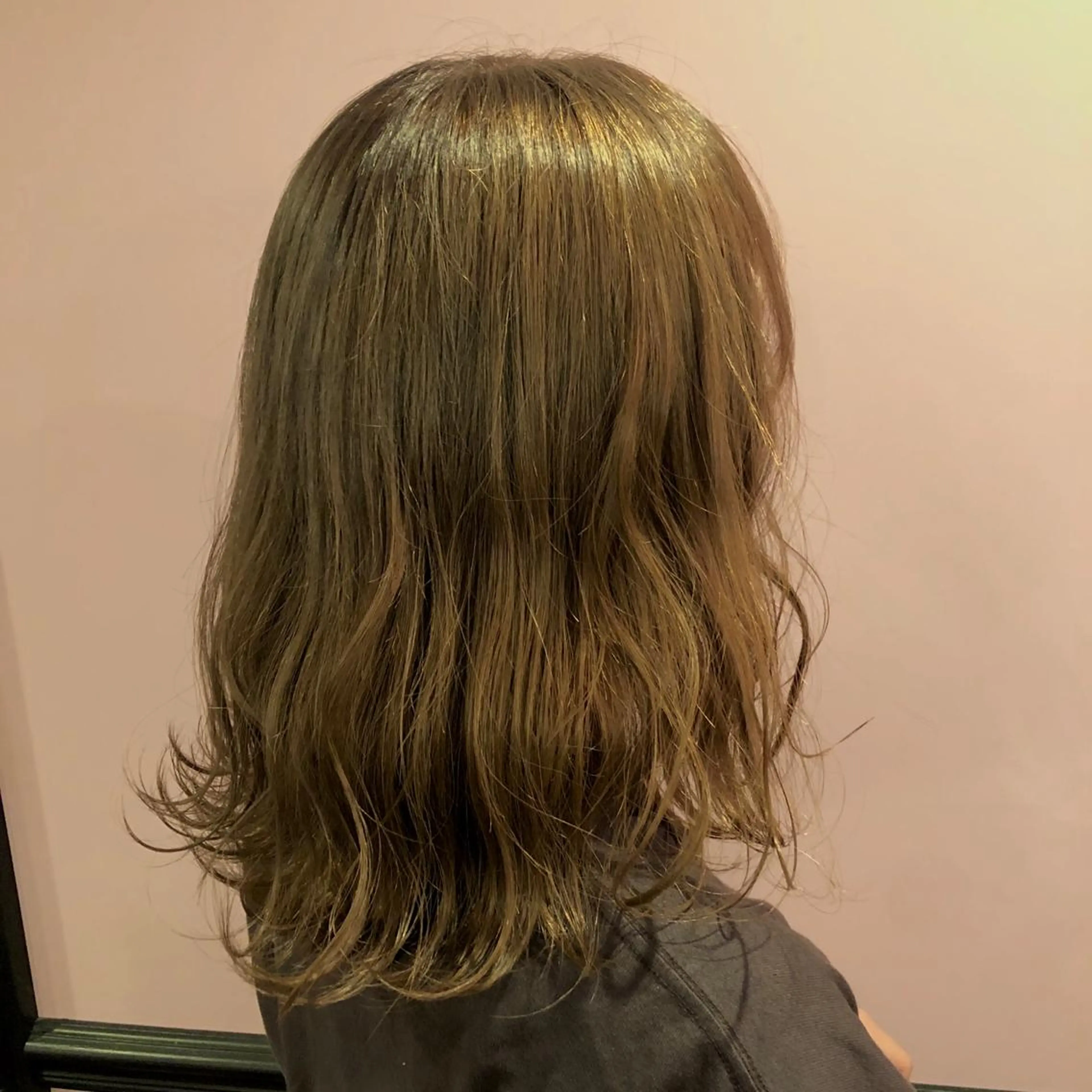 ミディアム カラー ベージュカラー オリーブベージュ ヘアカラー トリートメント ✨髪質改善縮毛矯正✨ 宇田川修平のエステ・リラクイメージ