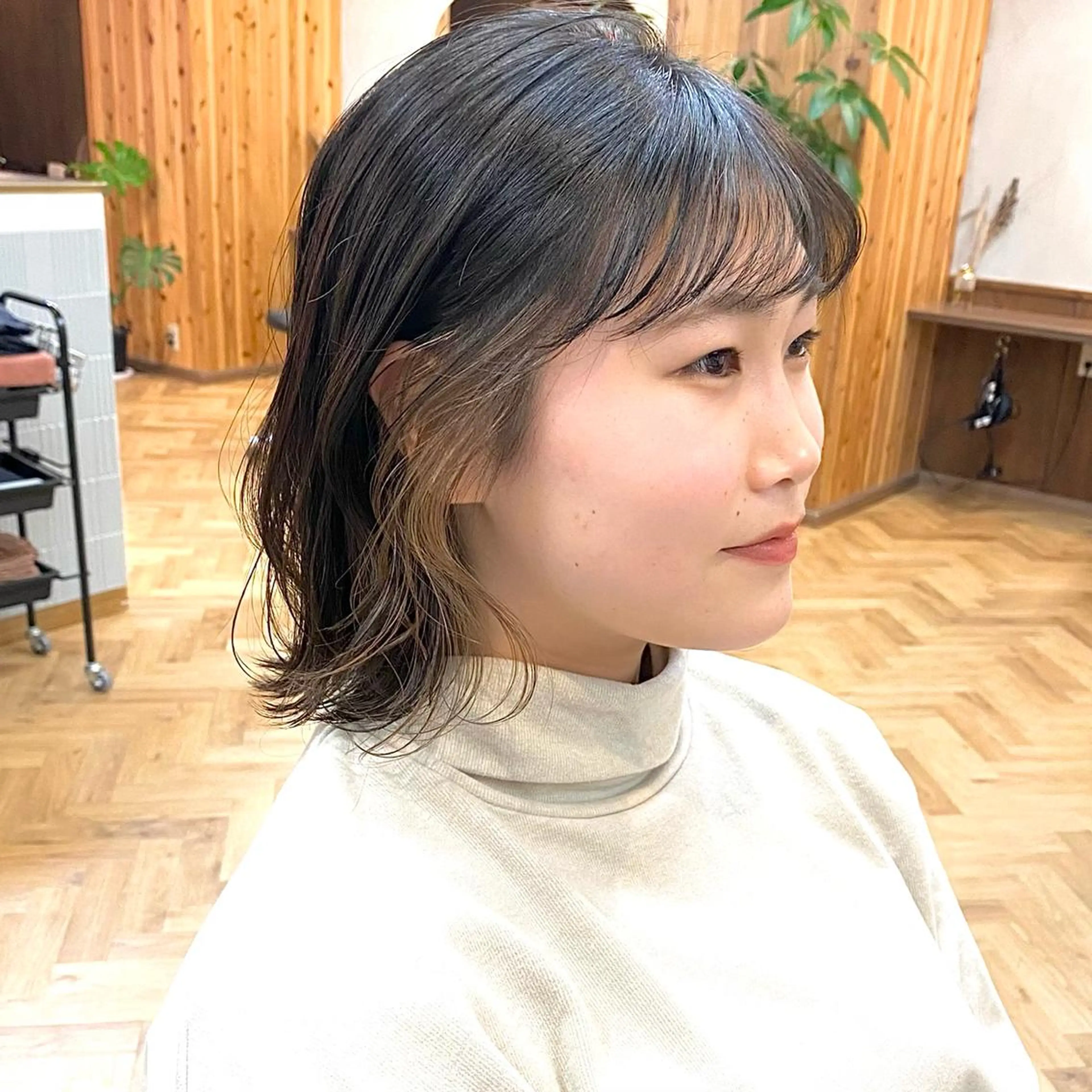 ミディアム カラー ベージュカラー イヤリングカラー 前川 朋香のヘアスタイル