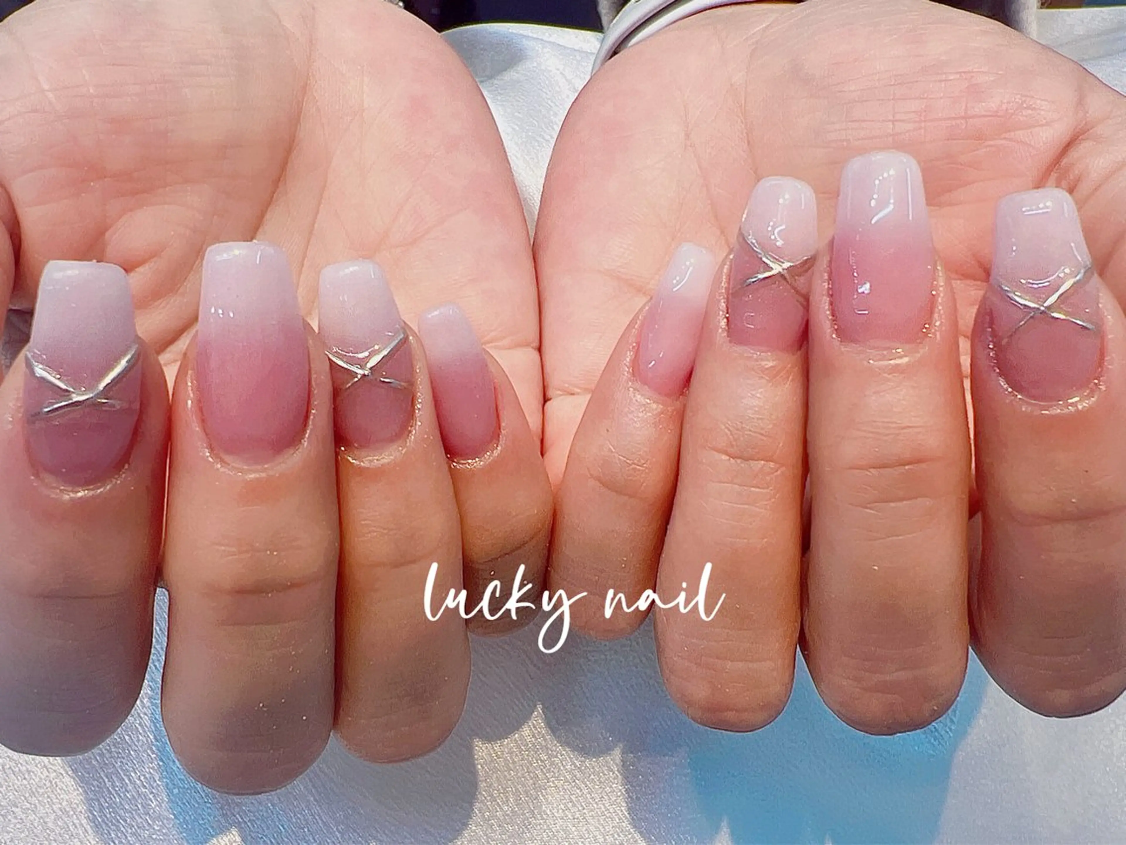 ネイル ブルー チークネイル 長さ出し ジェルネイル ゴールド ハンドネイル ハンドケア ラッキーネイルサロン 西川口東口店のネイルデザイン