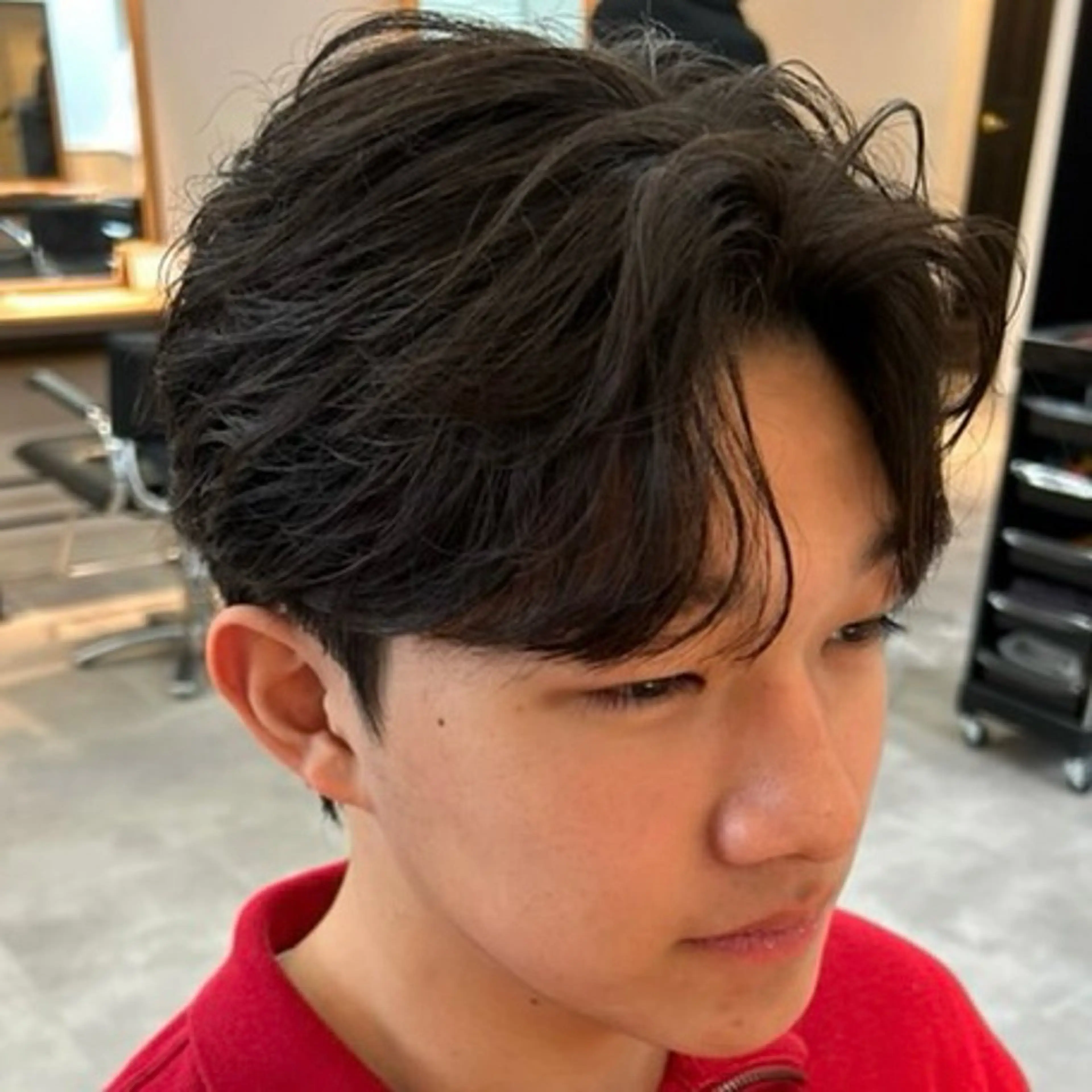 パーマ メンズ センターパート フェザーパーマ メンズ韓国風 メンズパーマ ニュアンスパーマ カット パーマ 男の理想を叶える🔥 メンズパーマ特化｜関のヘアスタイル