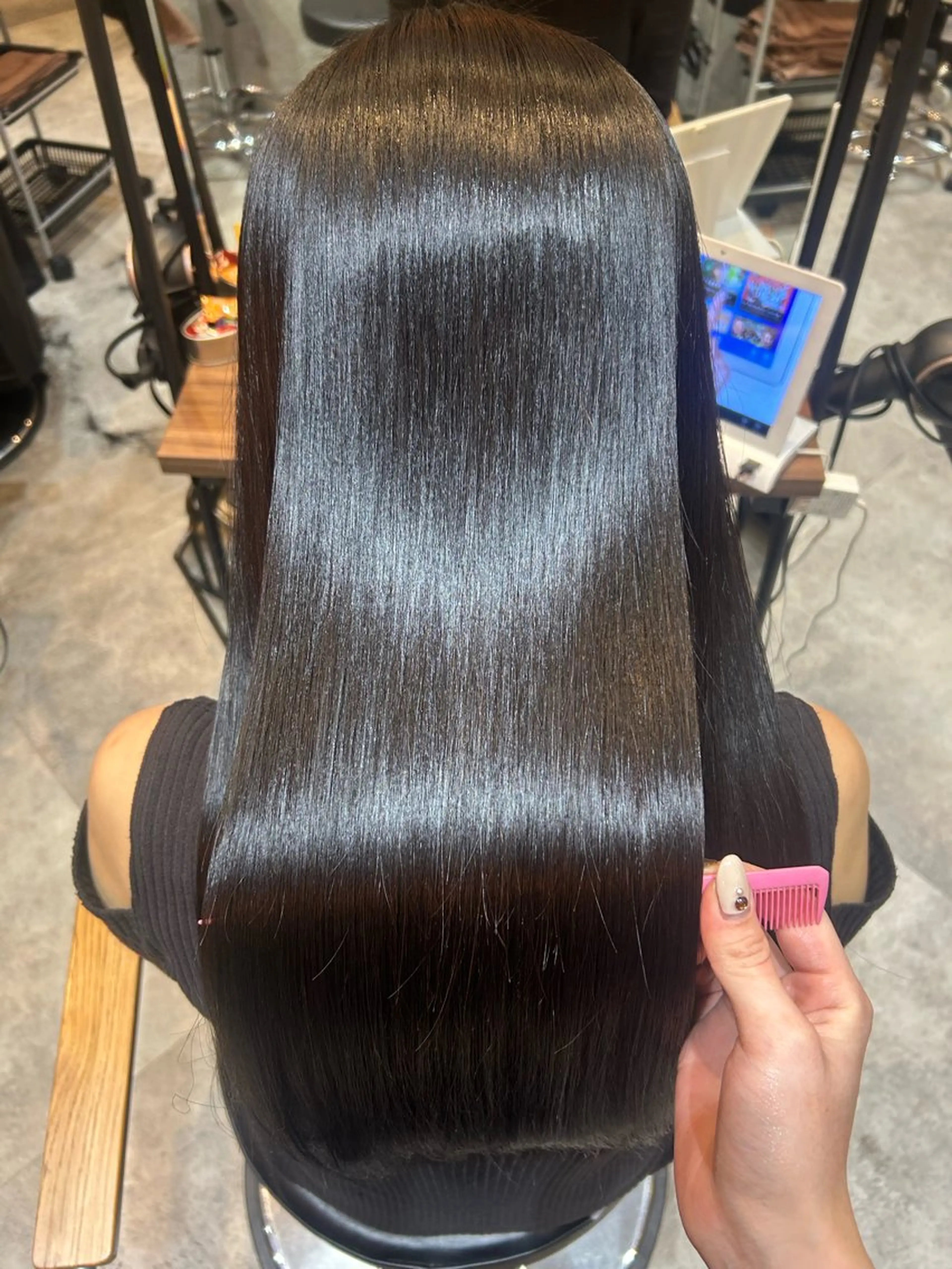 ロング 縮毛矯正 竹川菜海 レイヤーカットのヘアスタイル