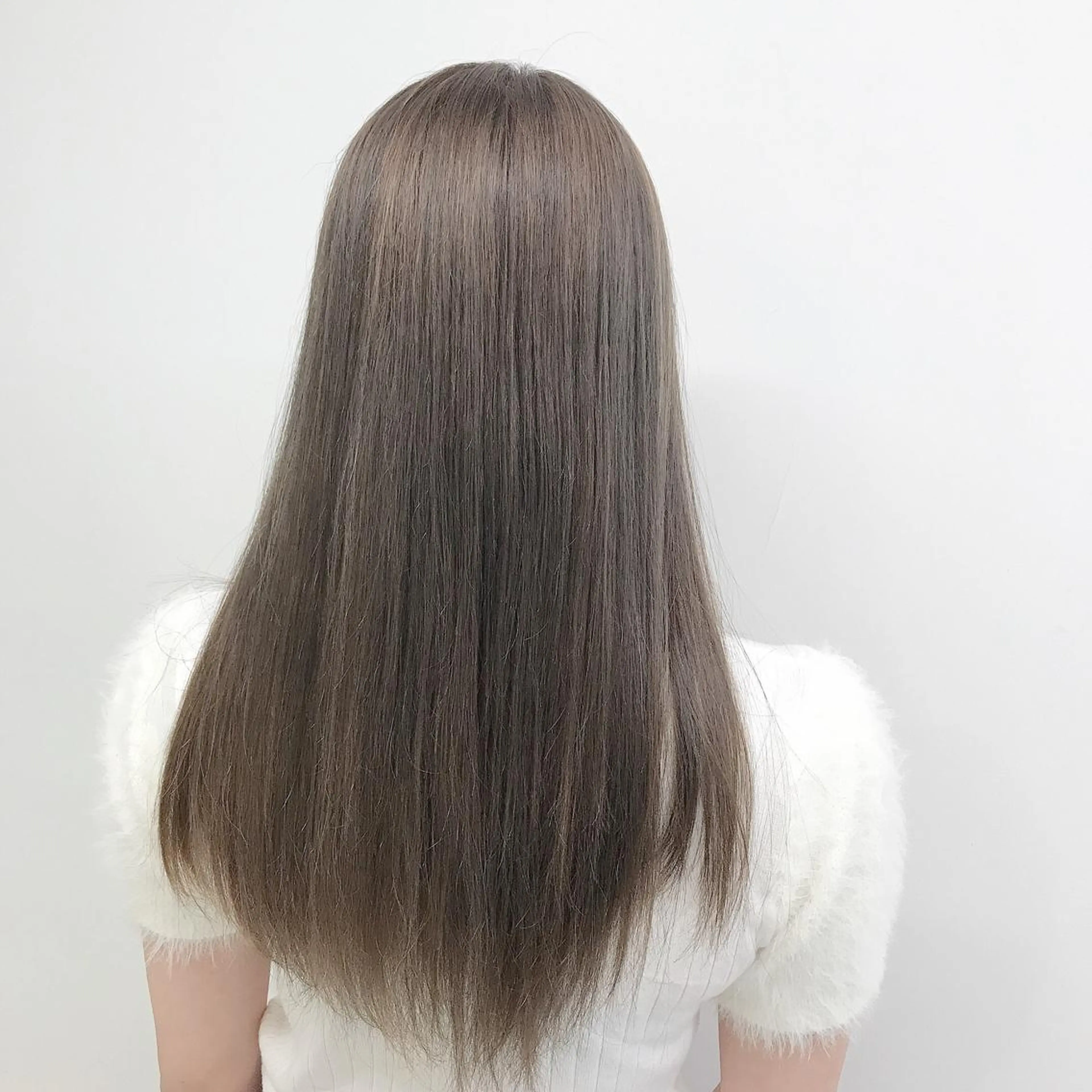 セミロング カラー 🩵ハイトーン 美咲🩵のヘアスタイル