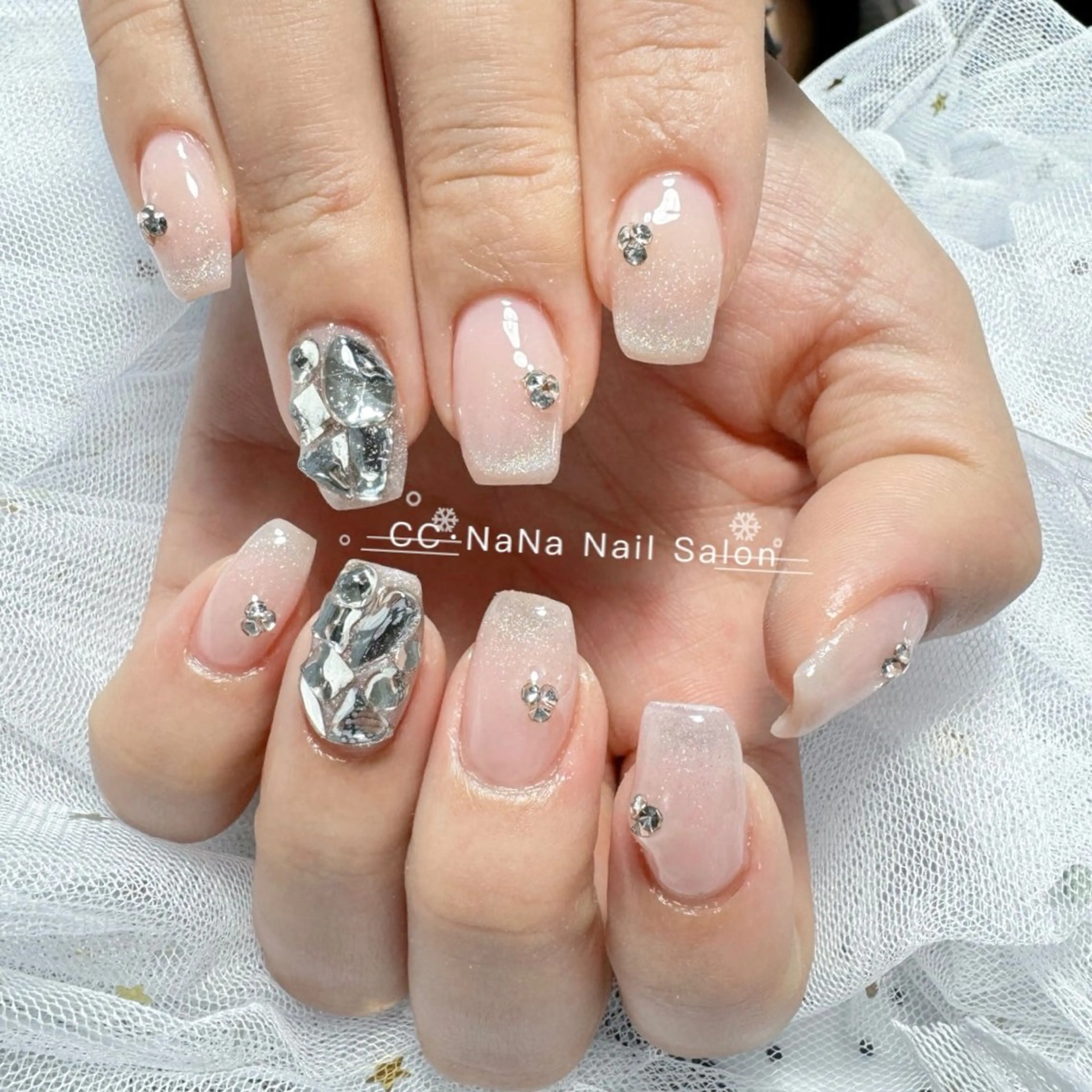 ネイル チークネイル フラッシュネイル ハート キラキラネイル 韓国ネイル ハンドネイル CC  NaNa ワンホンネイル🌙Nのネイルデザイン
