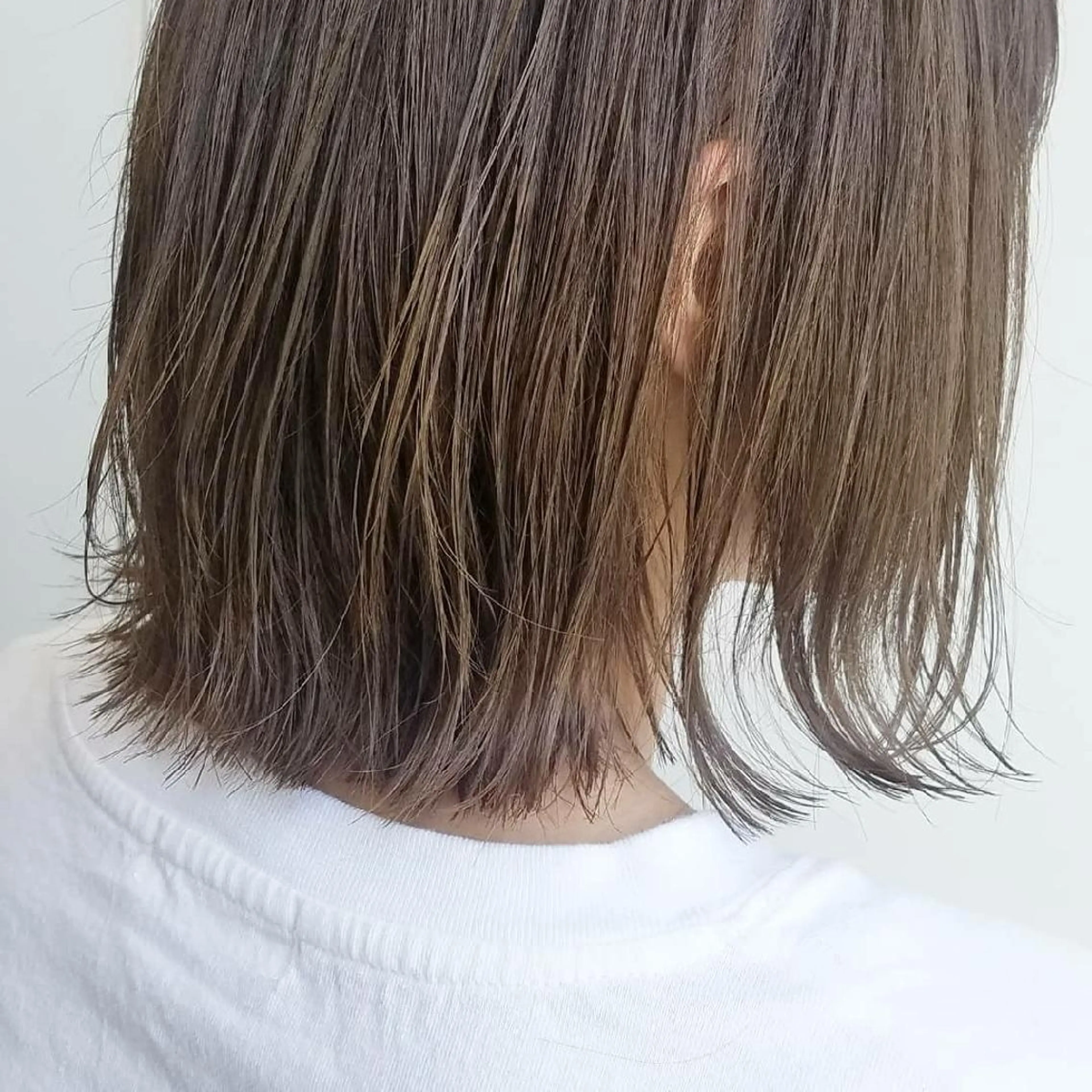 ショート カラー パーマ ヘアアレンジ 切りっぱなしボブ アッシュ ミント ボブ iplus まつげ、眉毛、耳つぼのマツエク・マツパデザイン