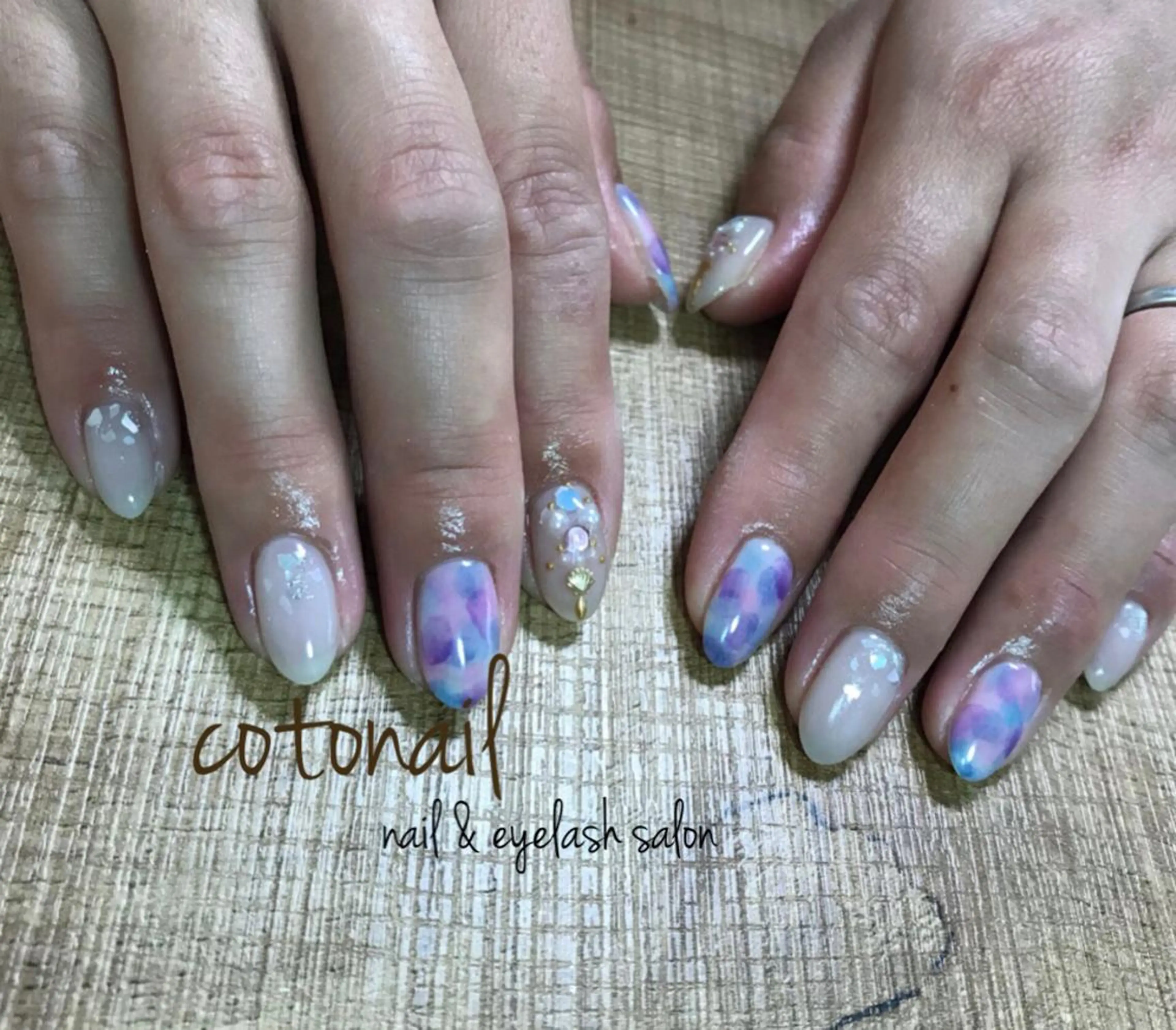 ミディアム ネイル アートネイル ハンドネイル ツメトマツゲ .のネイルデザイン