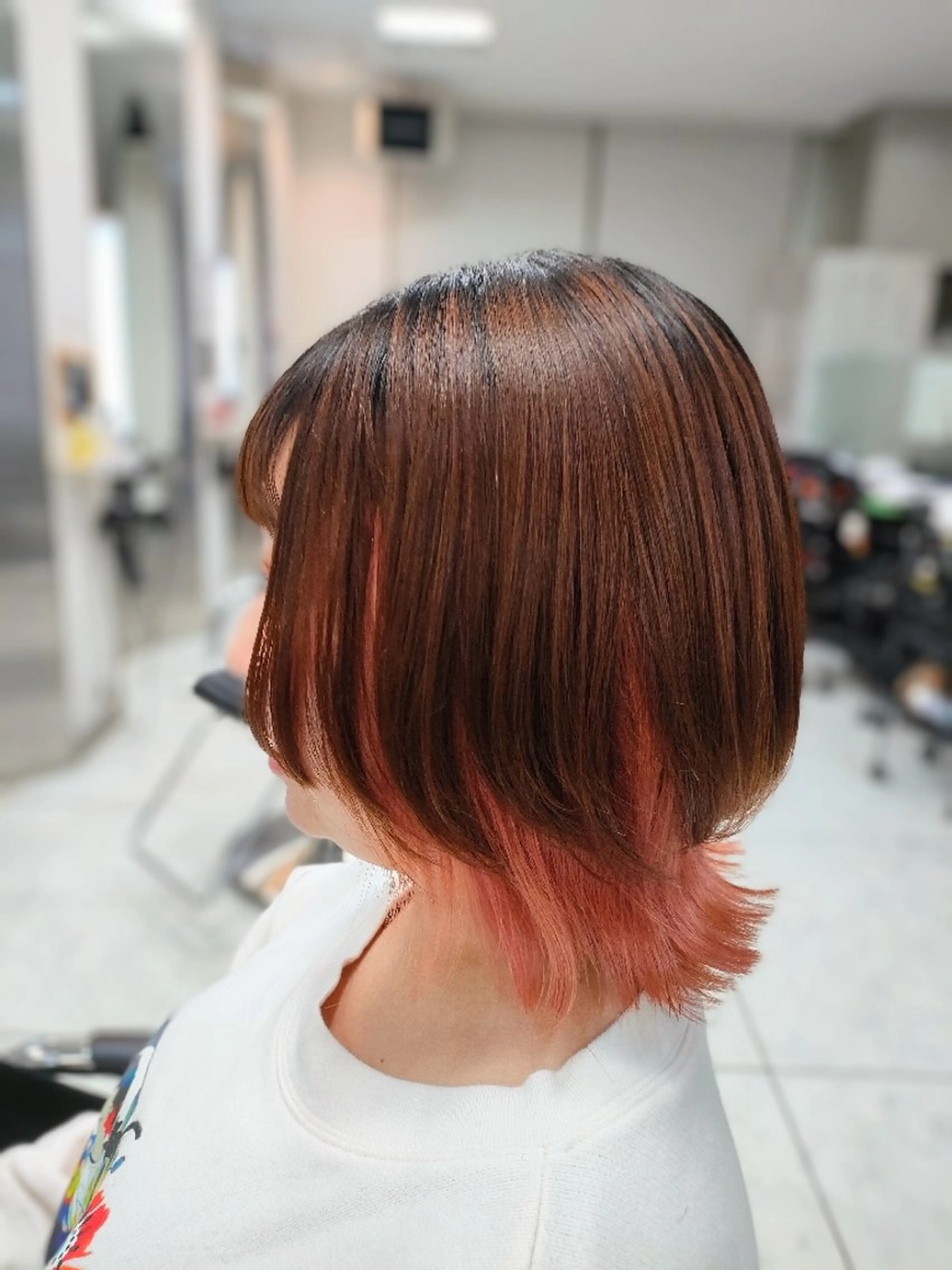 カラー セミロング インナーカラー ウルフカット 伊藤 茉莉杏のヘアスタイル