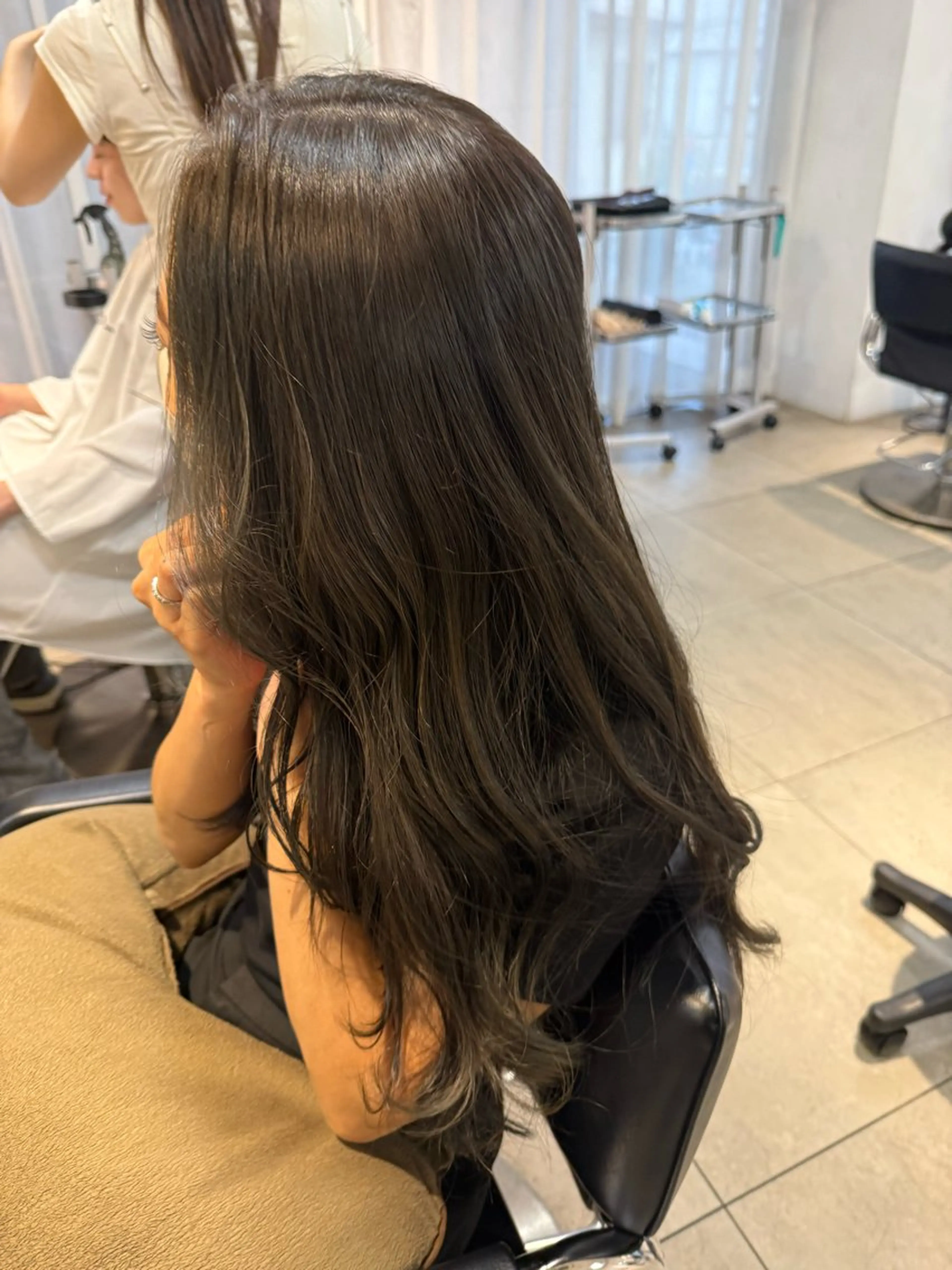 ロング カラー ミルクティー× グレージュMOMOのヘアスタイル