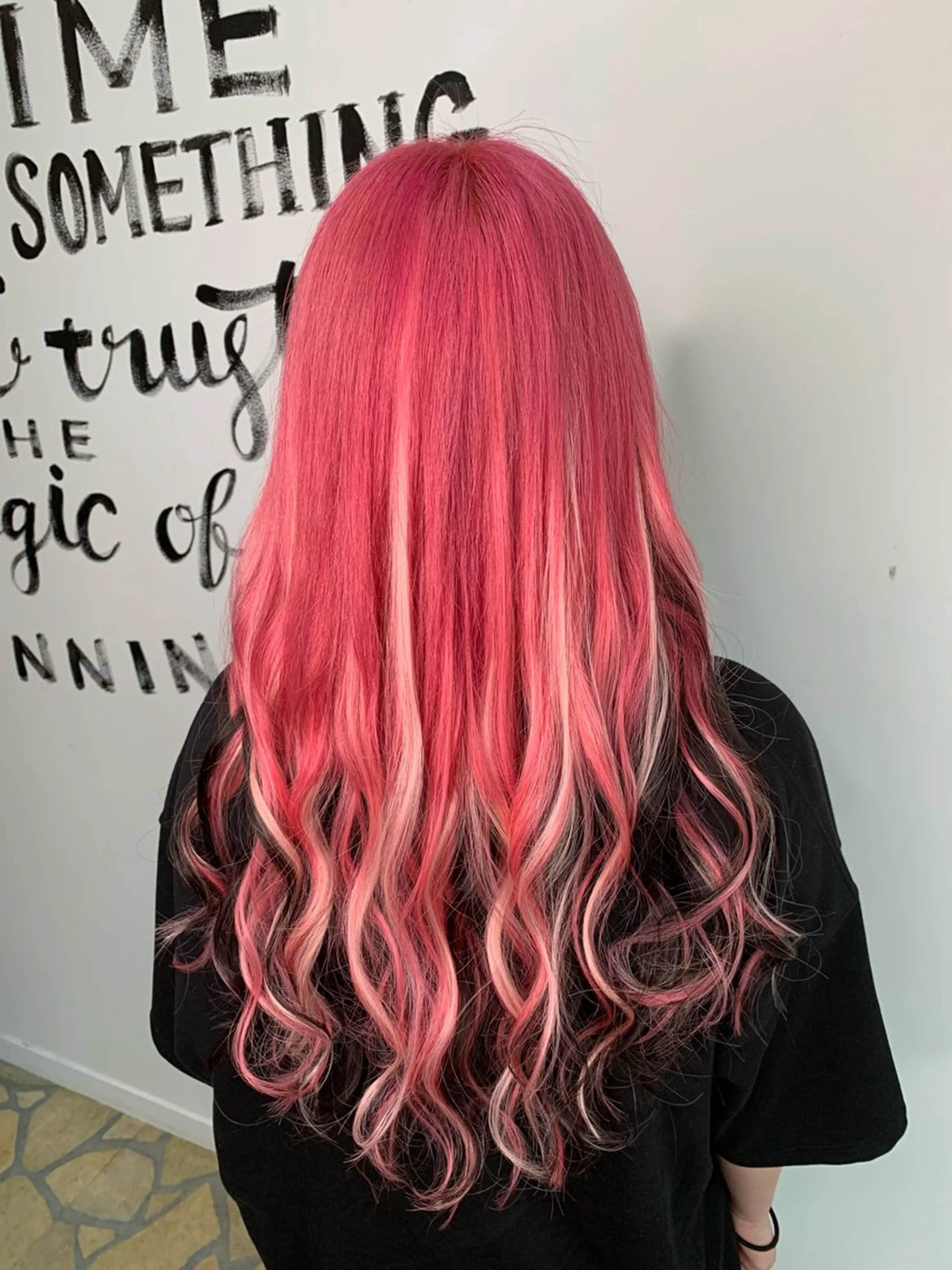 ロング カラー シールエクステ 黒髪 デザインカラー ハイライトカラー インナーカラー ヘアカラー トリートメント エクステ 小笠原 菜緒のヘアスタイル