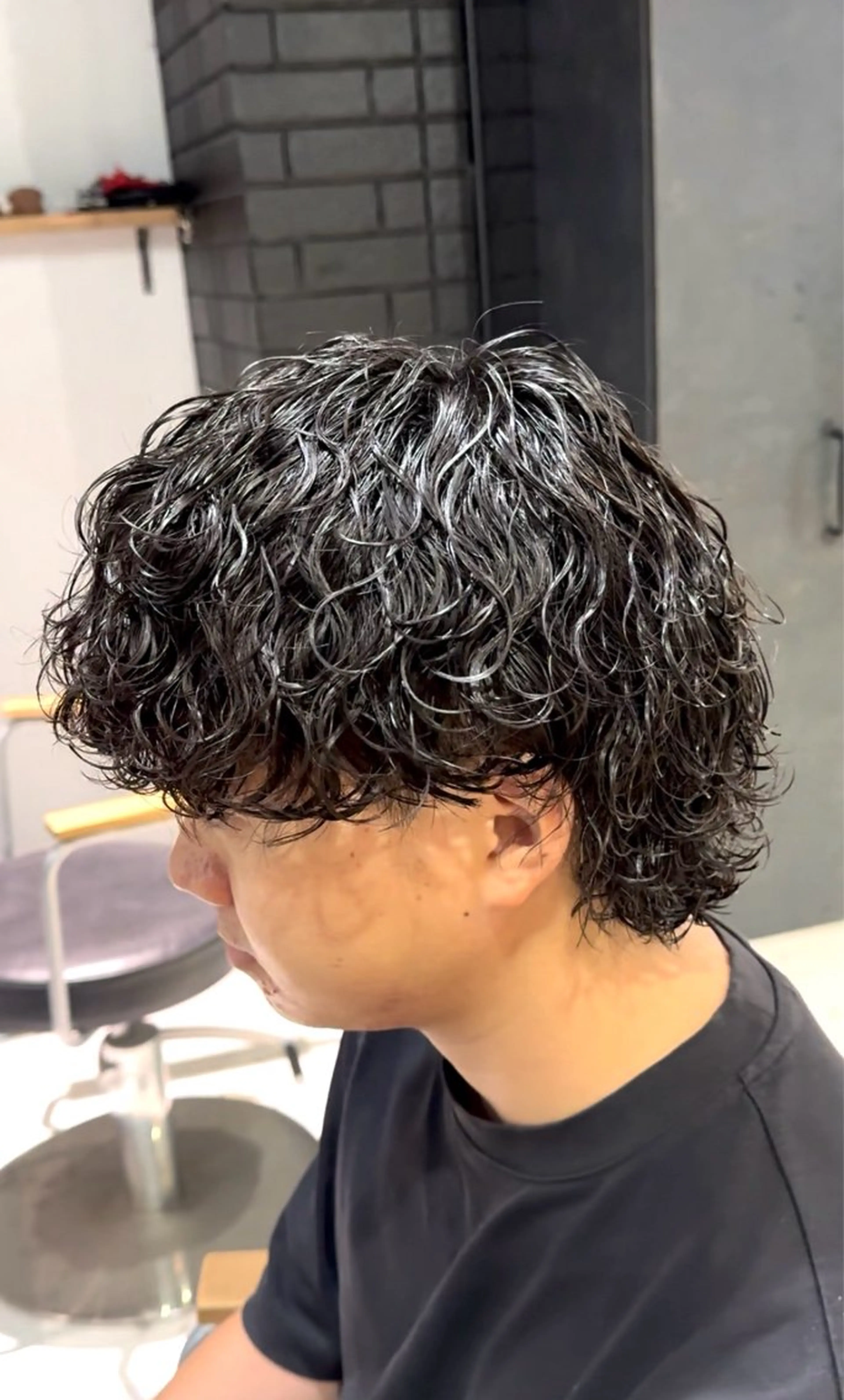 ショート パーマ メンズ メンズパーマ 波巻きパーマ メンズウルフカット ウルフカット 曲がる縮毛矯正特化/ 川岸のヘアスタイル