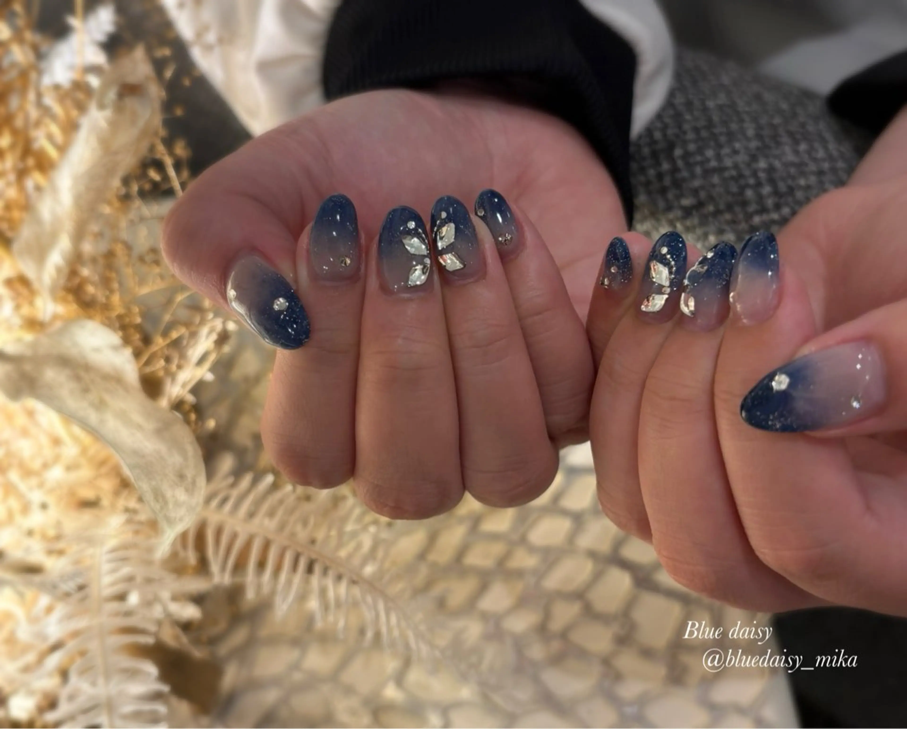 ネイル フラッシュネイル キラキラネイル ラメ(グリッター) ハンドネイル Blue daisy 栄本店のネイルデザイン