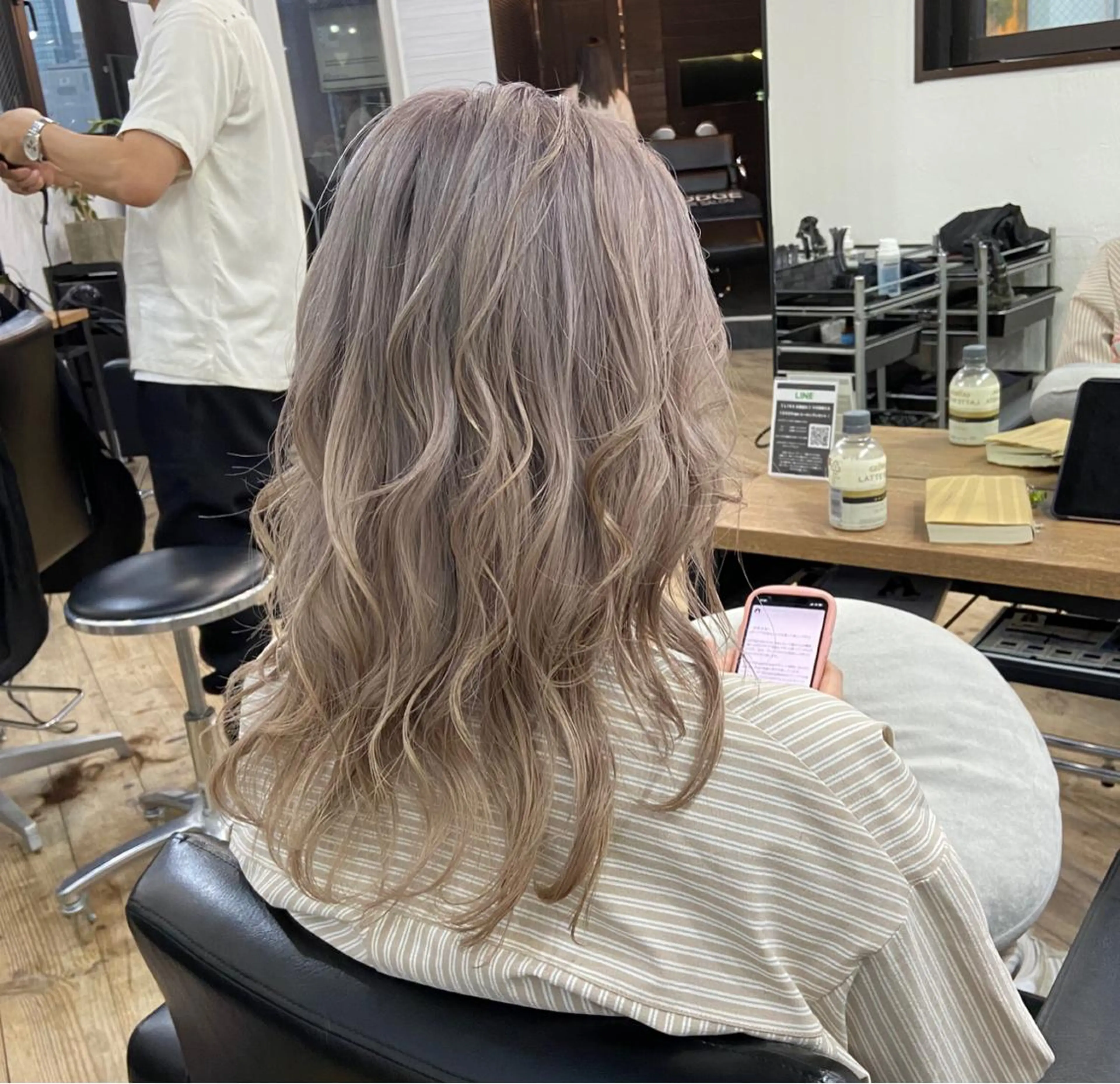 セミロング カラー アッシュ ベージュカラー 透明感カラー グレージュ ハイライトカラー 朝倉 啓太のヘアスタイル