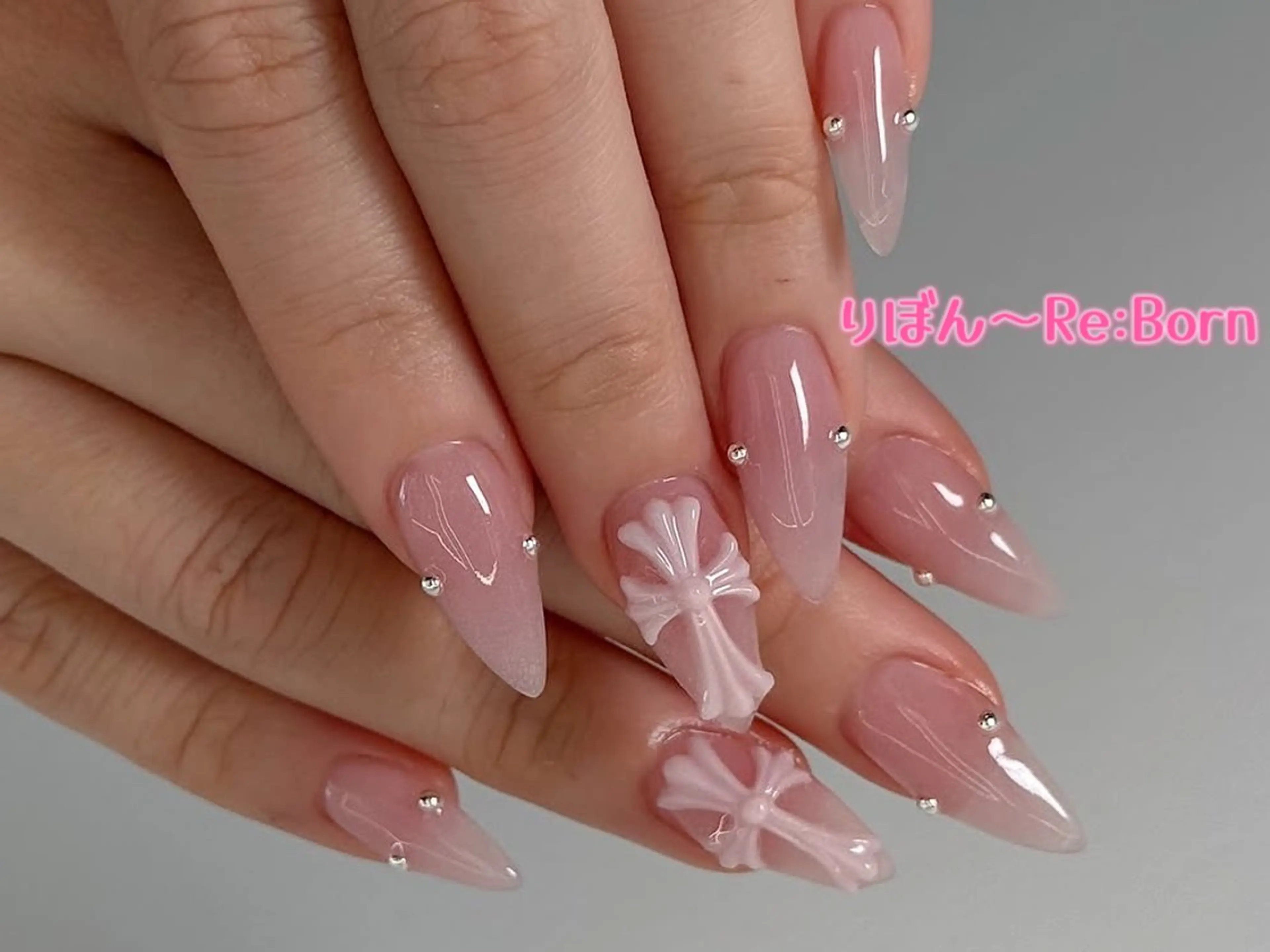 ミディアム フレンチガーリー クリスマス ハンドネイル りぼん Re:Bonrのネイルデザイン