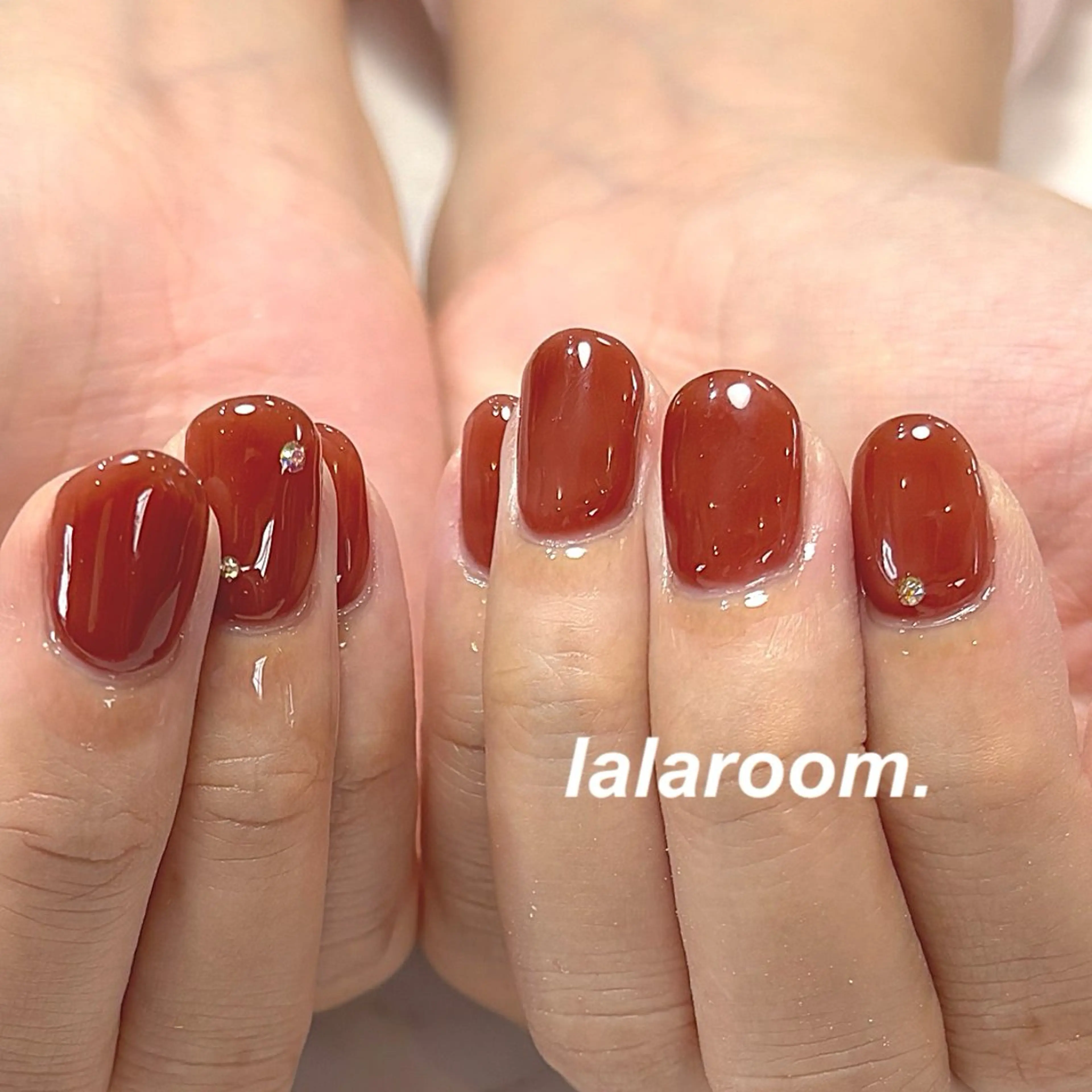 ネイル キラキラネイル マグネットネイル オフィスネイル ワンカラーネイル シンプルネイル ハンドネイル lala room.のネイルデザイン
