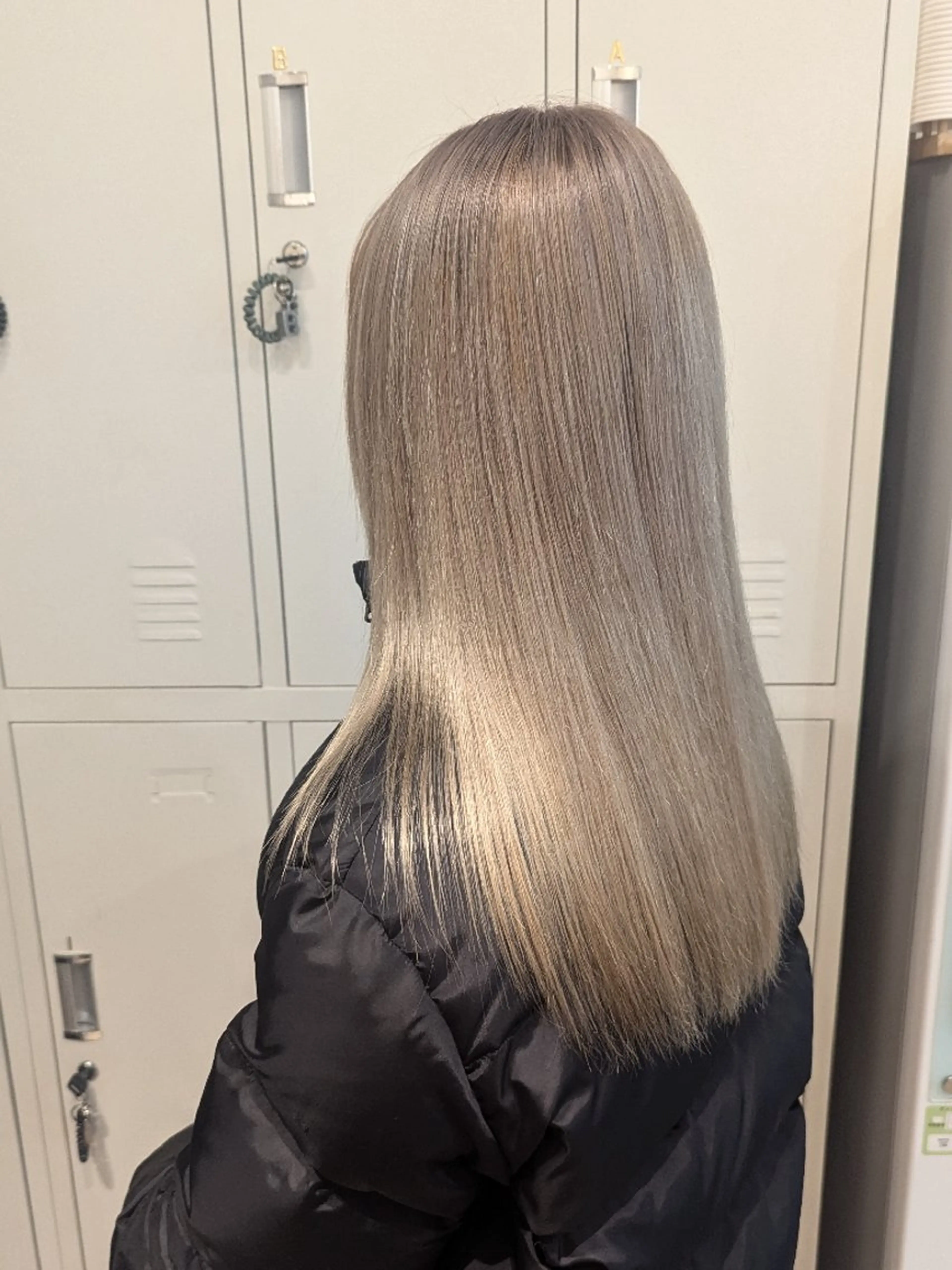 ロング カラー ブリーチ ブロンド シルバー ヘアカラー トリートメント 🏹MIYU￤抜け感 ×柔らかカラーのヘアスタイル