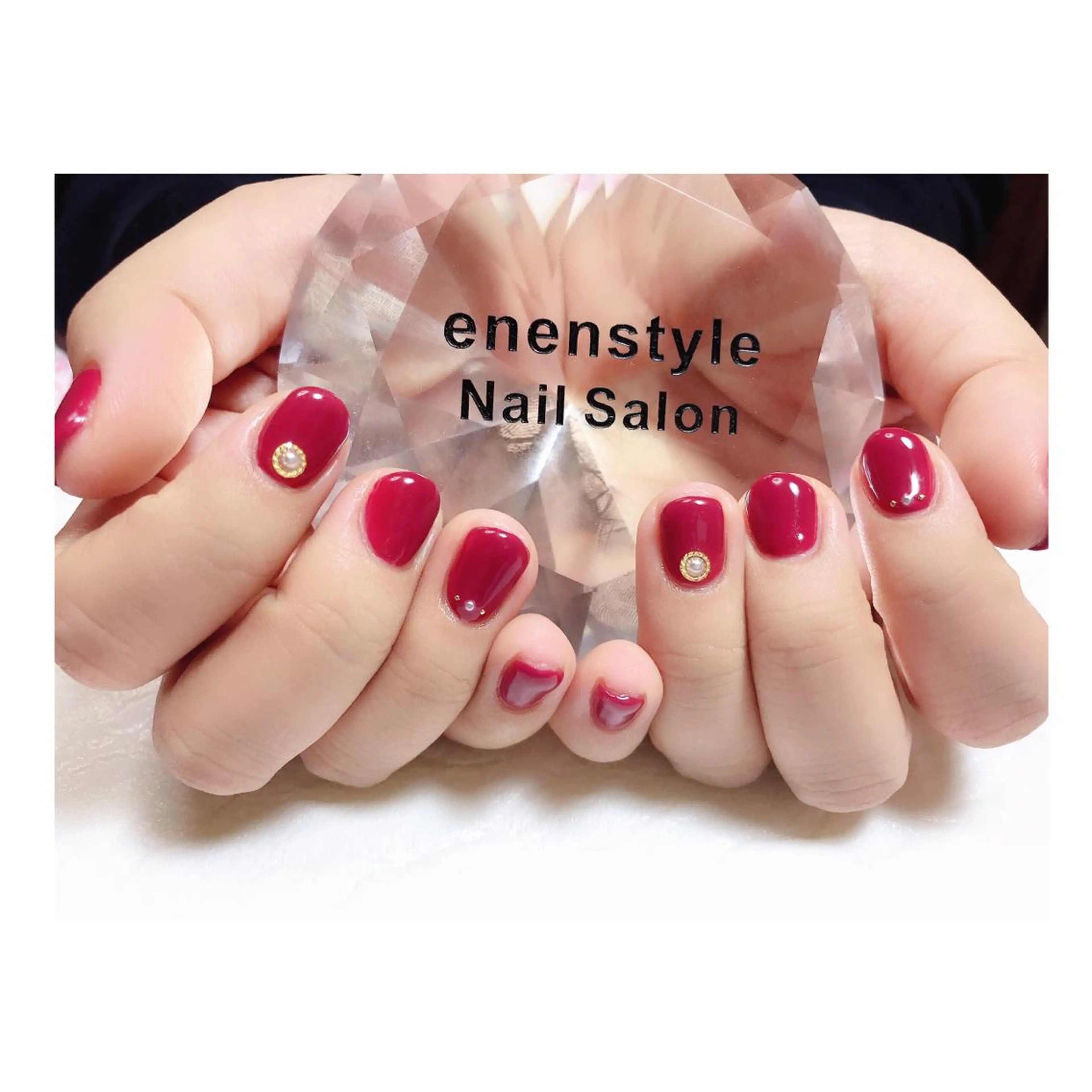 ショート ネイル ジェルネイル ニュアンスネイル オフィスネイル 赤色 シンプルネイル 👑enen style👑のネイルデザイン