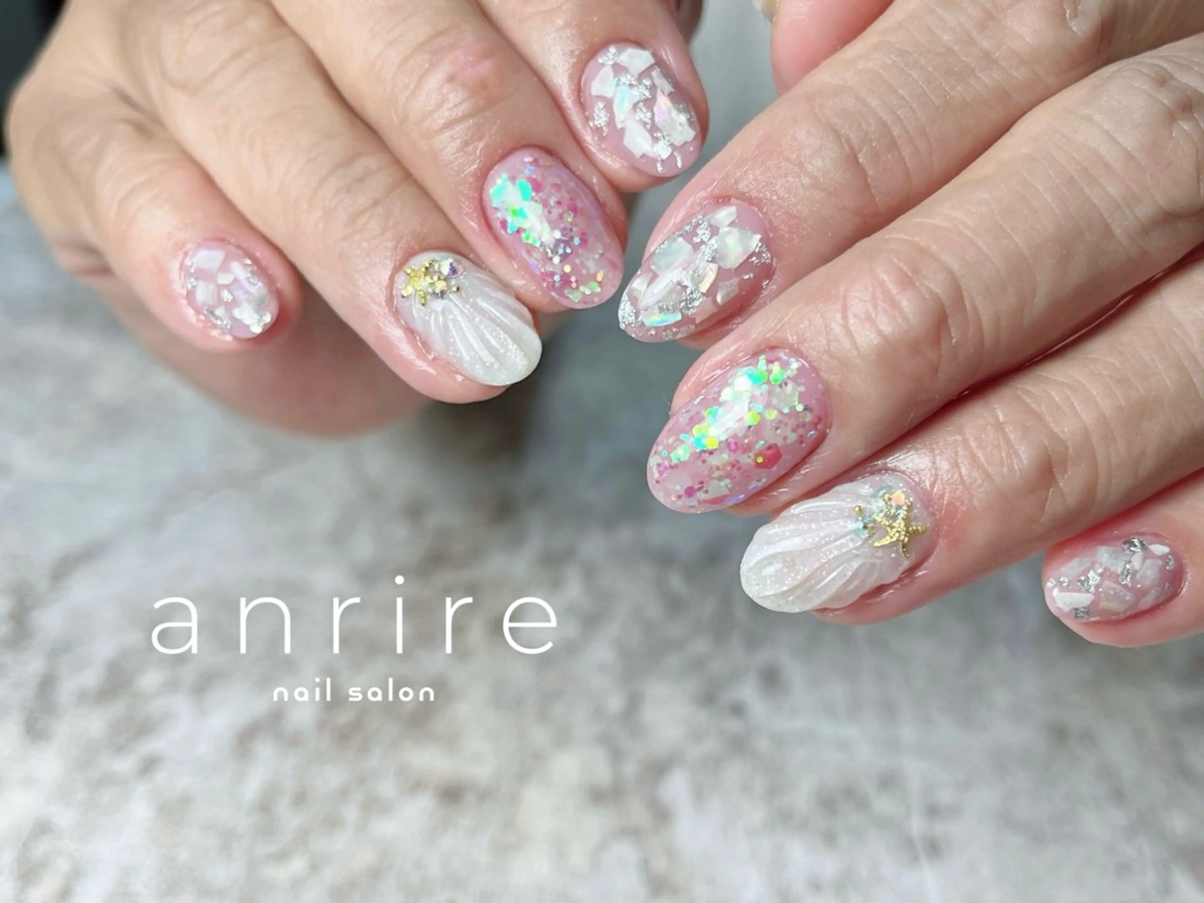 ネイル キラキラネイル ラメ(グリッター) 持ち込み ピンク ホワイト ハンドネイル nailsalon anrireのネイルデザイン