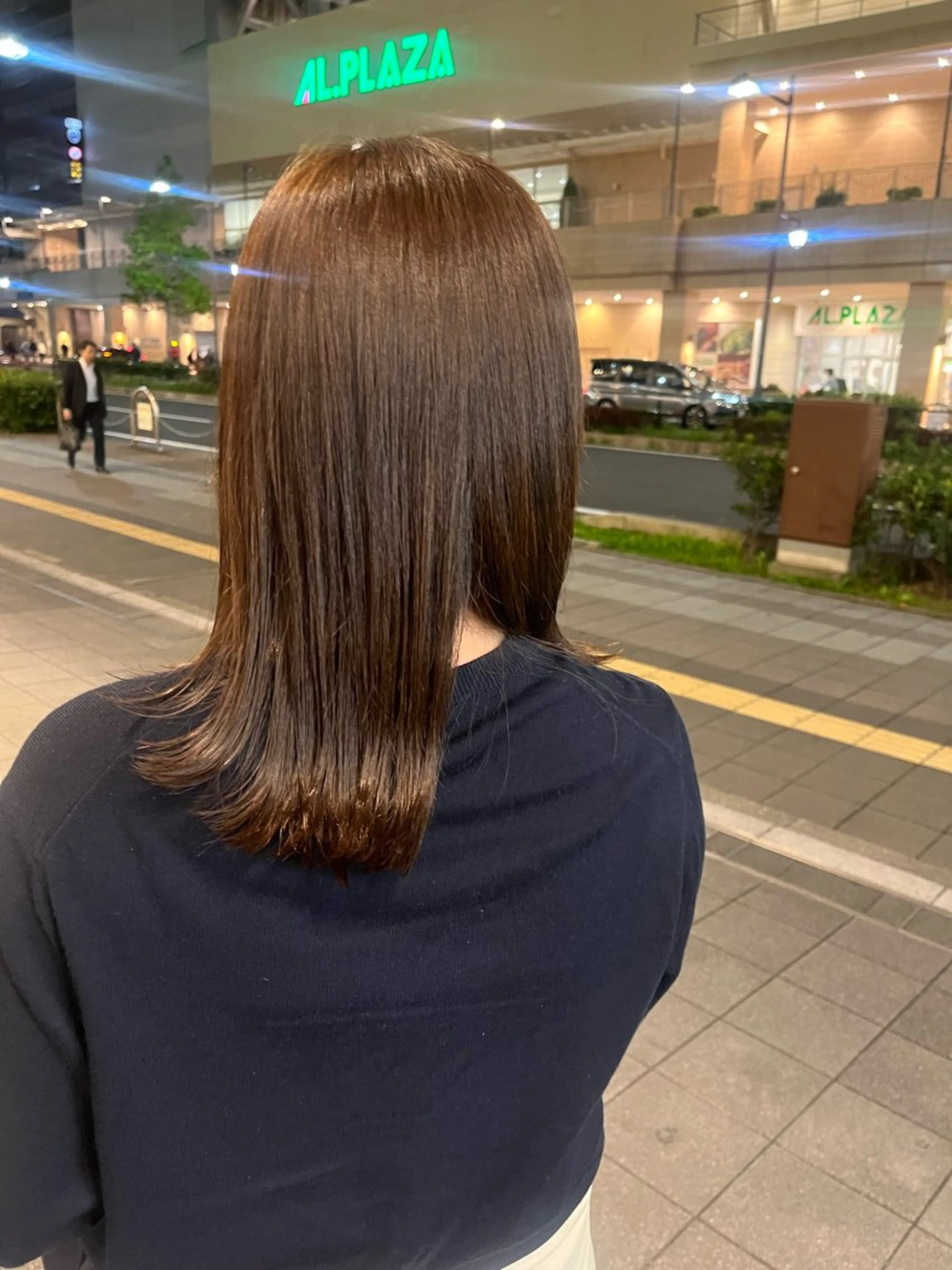 ミディアム 外ハネヘア ルナ｜縮毛矯正 ×デザインカラー🥝のヘアスタイル