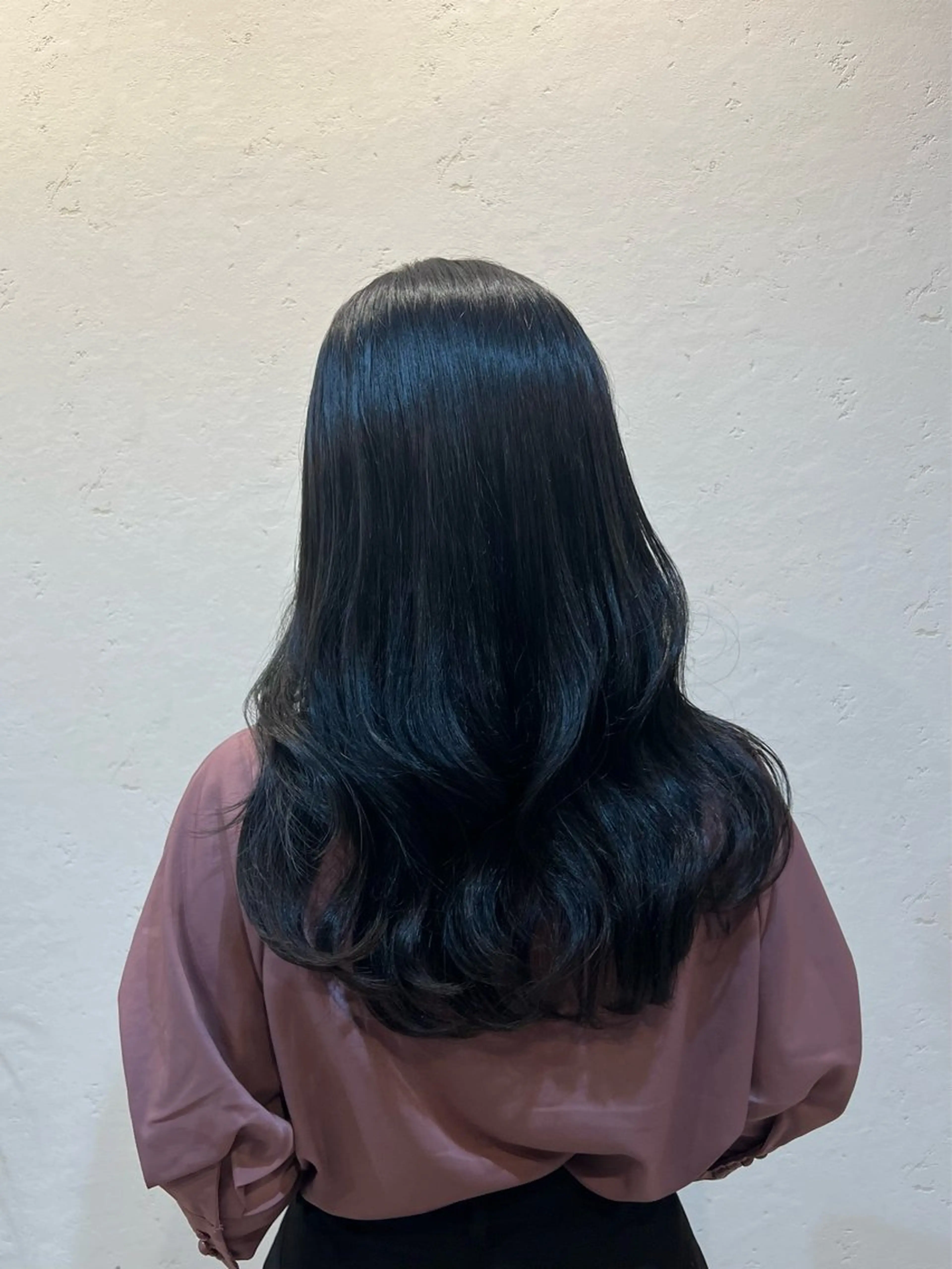 ロング カラー 黒髪 ブルーカラー ブルーブラック 内沼 恵留菜のヘアスタイル