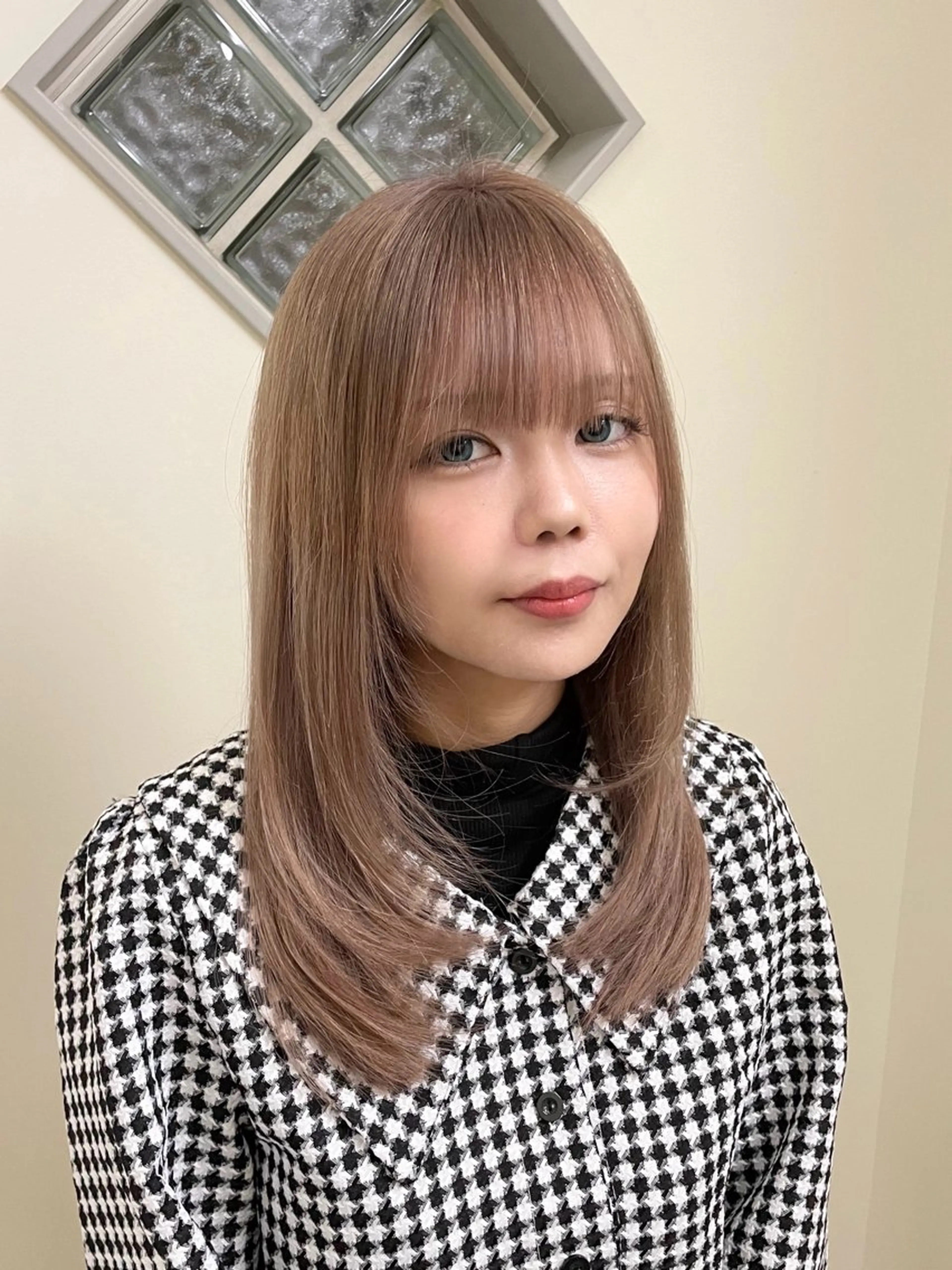 ミディアム カラー ベージュカラー ミルクティーベージュ 菜々🫧新宿 透明感ケアブリーチのヘアスタイル
