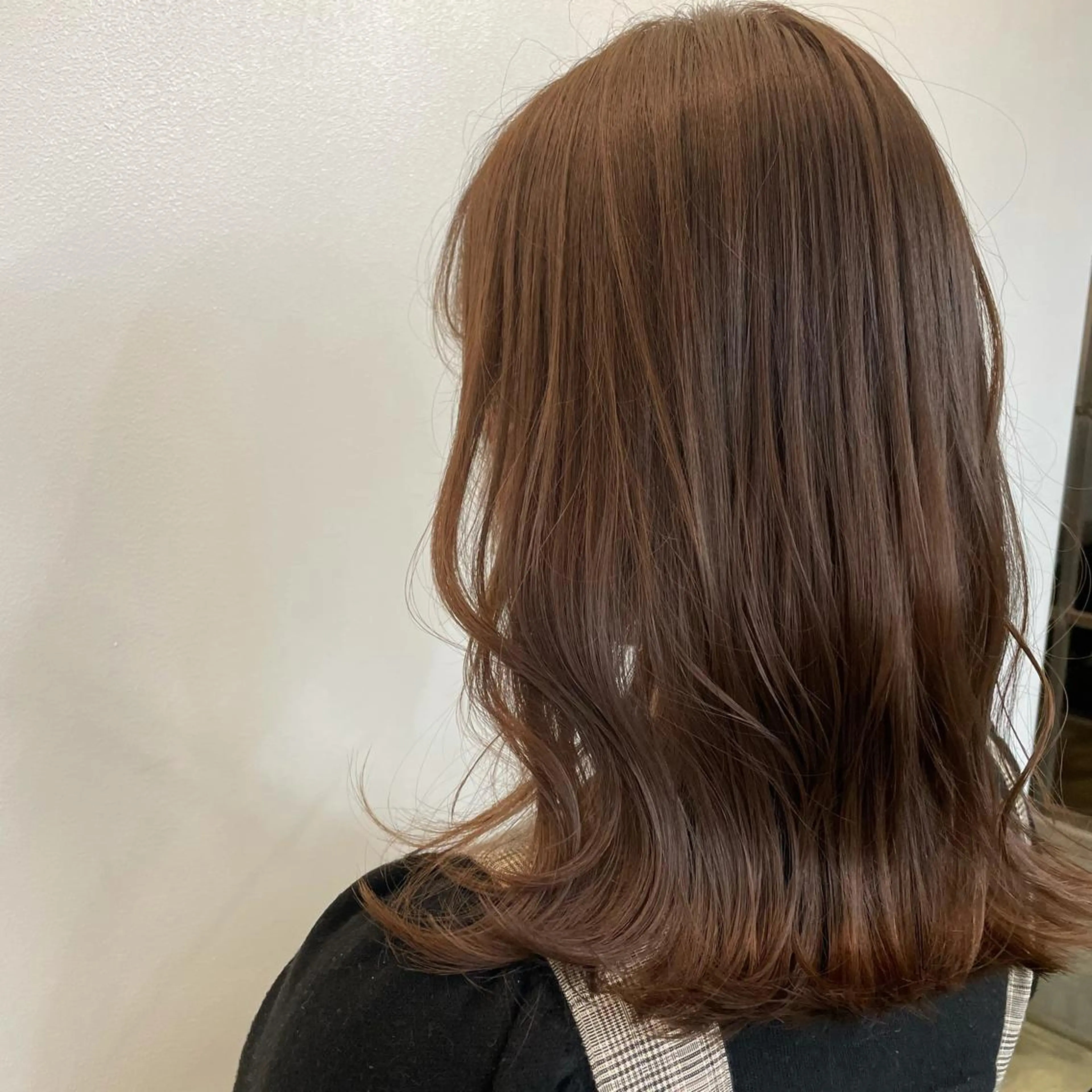 ミディアム カラー ベージュカラー ミルキーベージュ 顔まわりカット✨艶髪 ✨髪質改善✨伴響佳のヘアスタイル