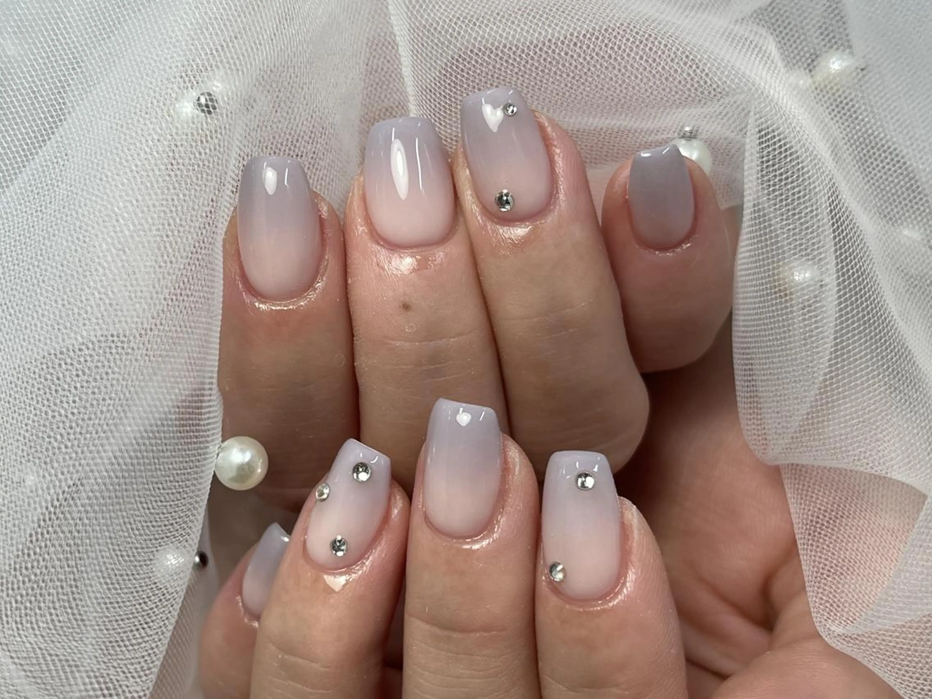 ネイル グラデーション シンプルネイル ストーンネイル ハンドネイル ハンドケア ToliyDeliy Nail Salonのネイルデザイン