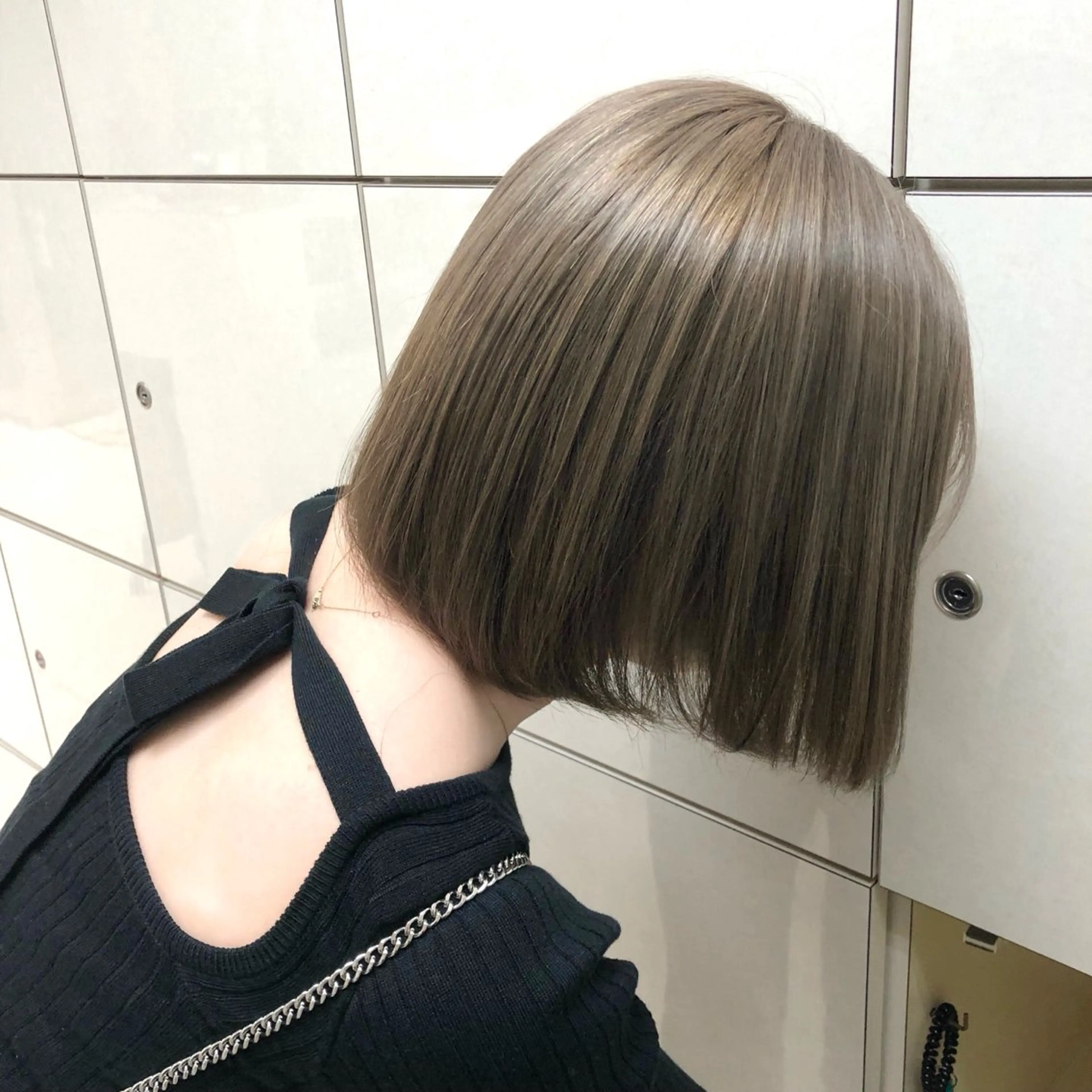 ミディアム ヘアカラー 岩戸優奈 束感まつげ ピンク/ベージュのヘアスタイル