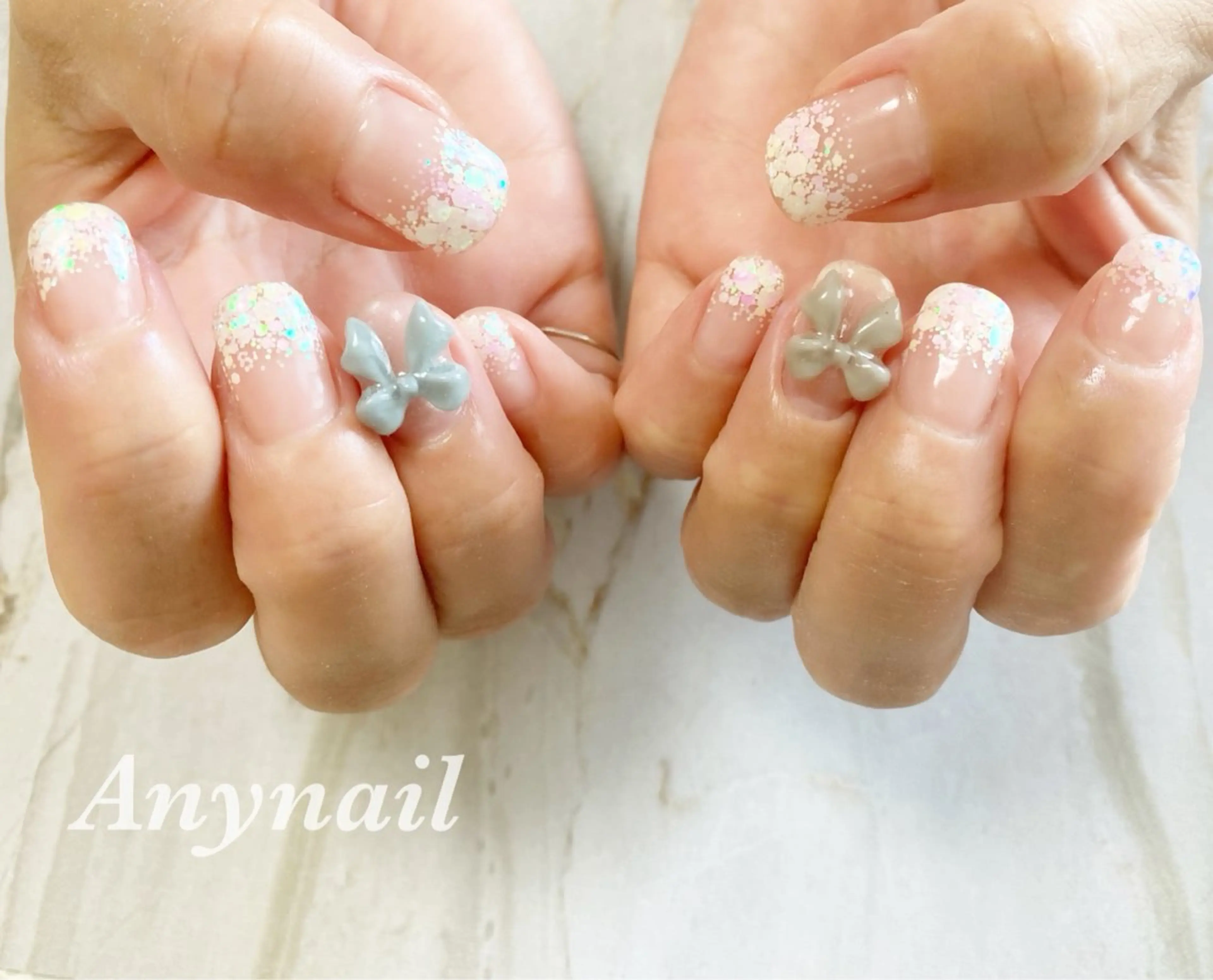 ネイル オーロラネイル ブルー グラデーション ホログラムネイル リボン 岩澤 恵子のネイルデザイン