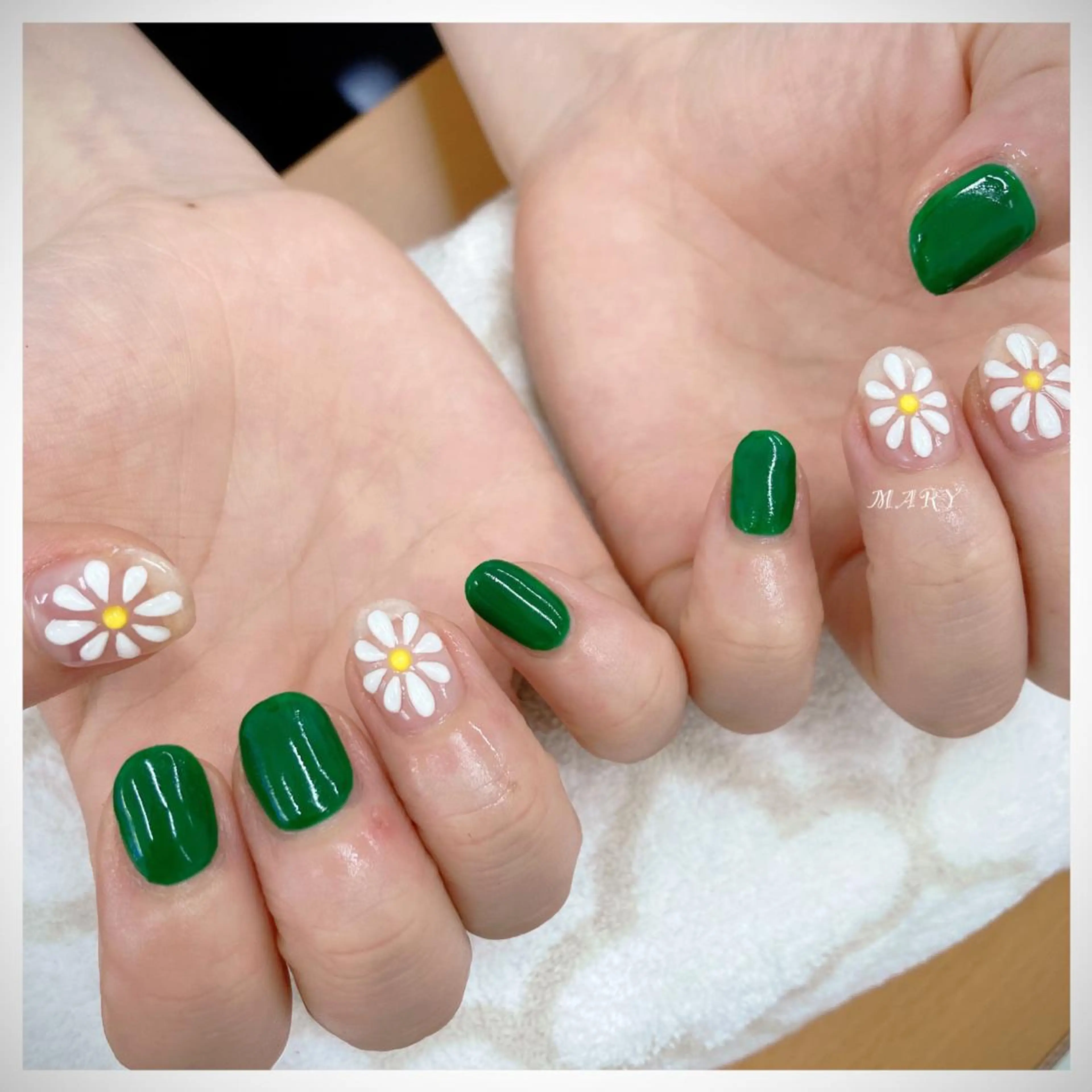 ネイル アートネイル フラワーネイル グリーン ニュアンスネイル ワンカラーネイル ハンドネイル Mary nail .narumiのネイルデザイン