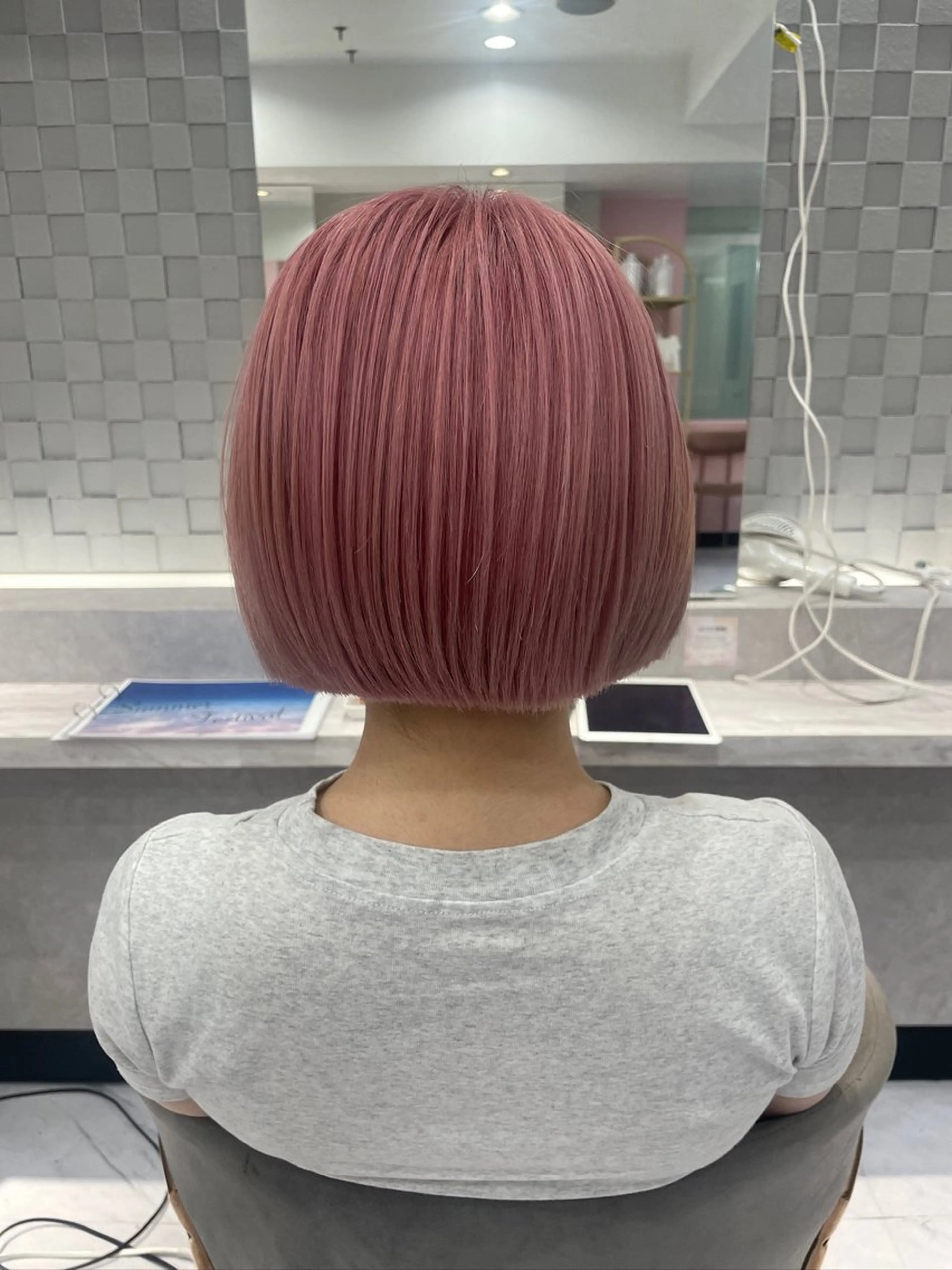 ショート ボブ GEM YURI ハイトーンカラーのヘアスタイル