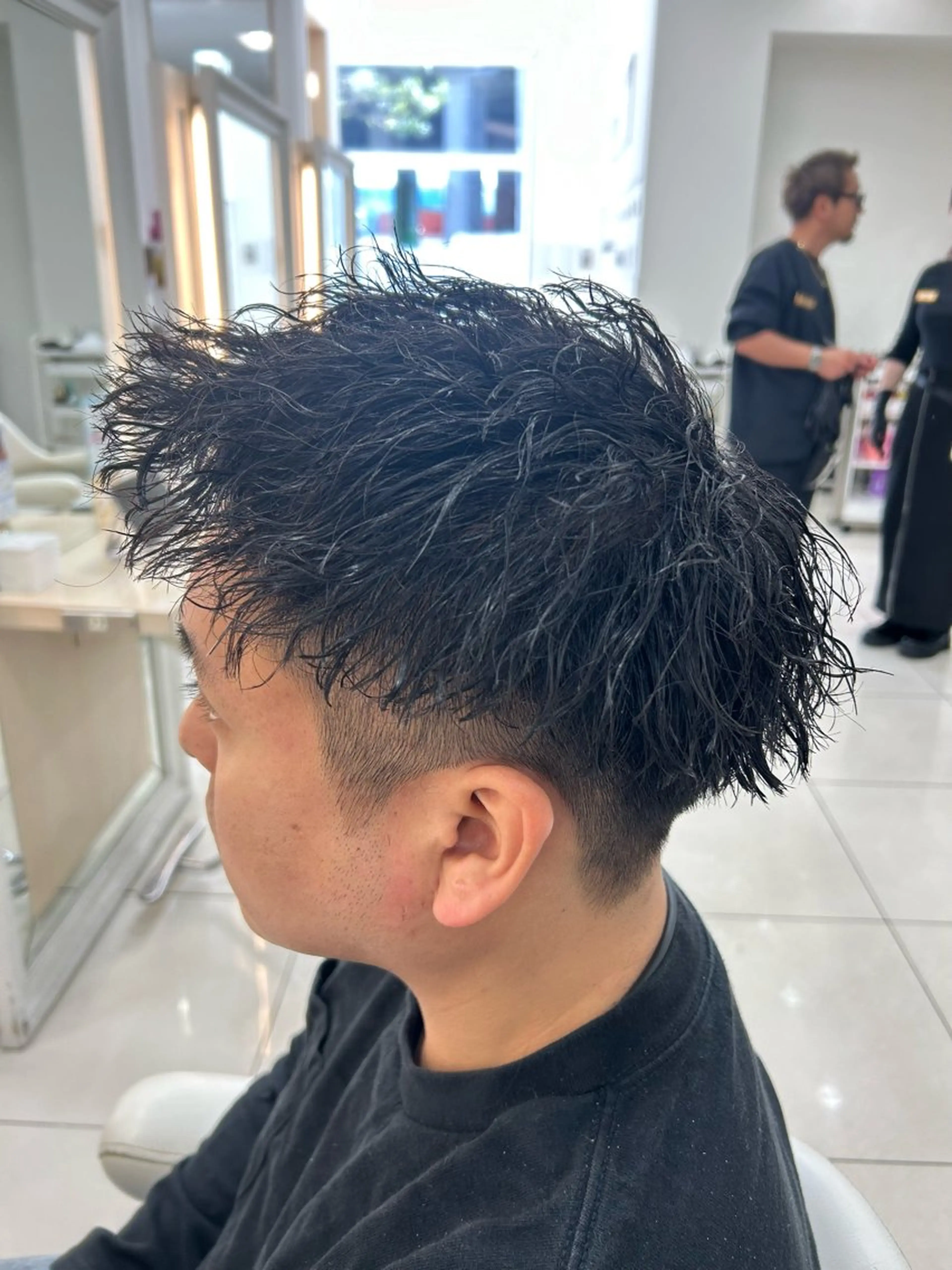 ショート パーマ メンズ センターパート フェードカット フェザーパーマ カルマパーマ マッシュ カット パーマ トリートメント 髪質改善/艶カラー/ メンズパーマ/鈴木のヘアスタイル