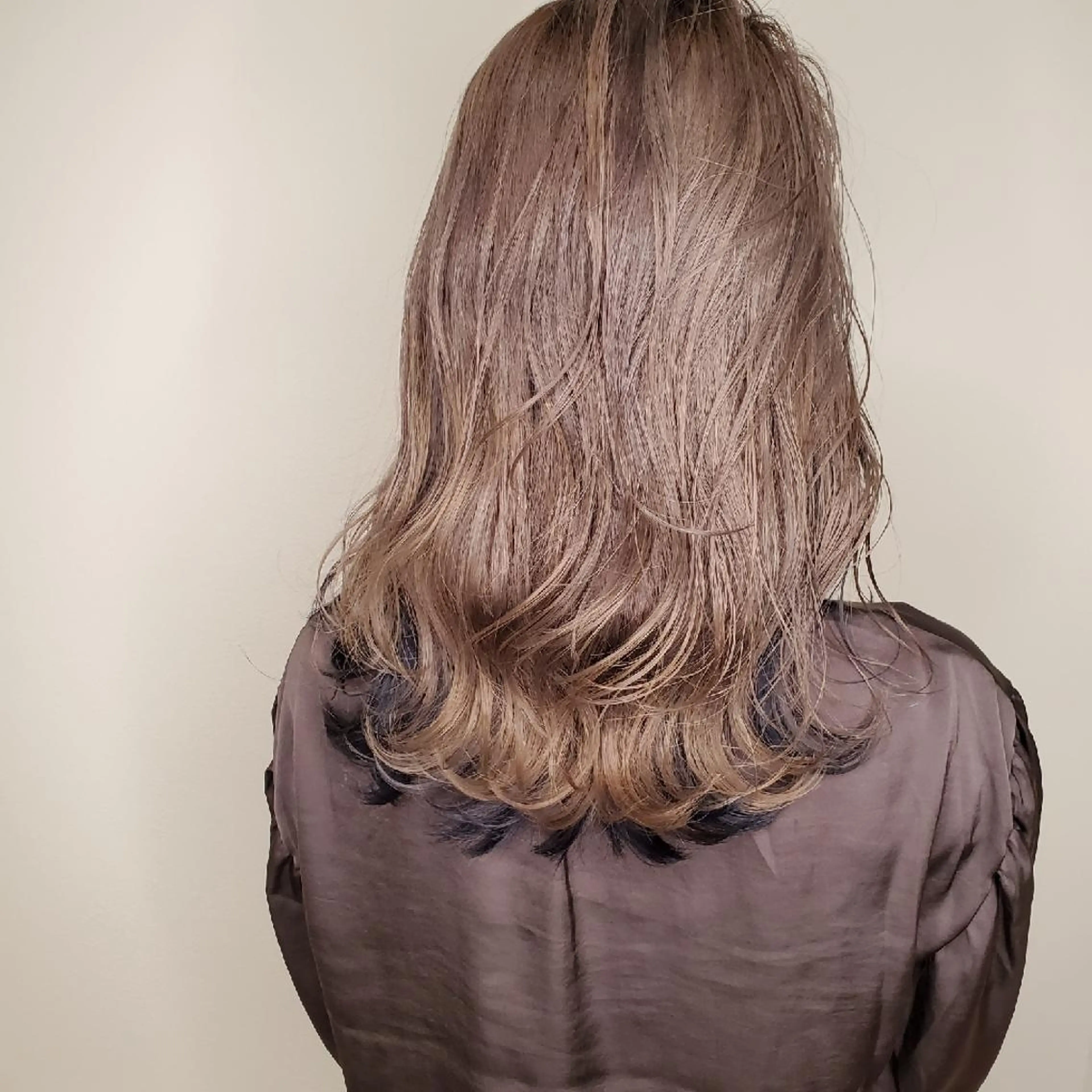 セミロング カラー グレージュ ミルクティーグレージュ ヘアカラー トリートメント レイヤーカット/ ウルフカット/大橋 のヘアスタイル