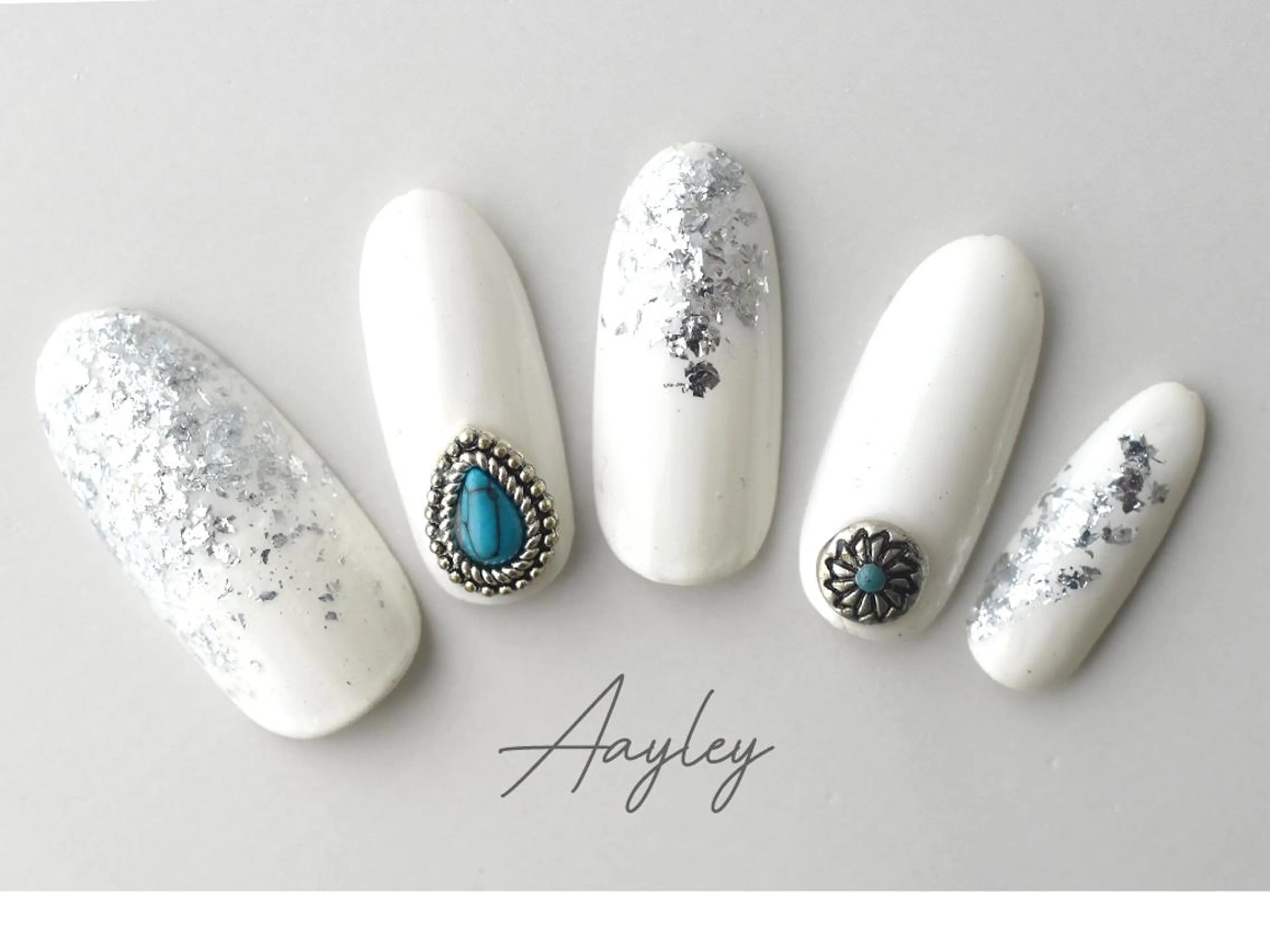 セミロング カラー ネイル Aayley アイリ―サロンのネイルデザイン