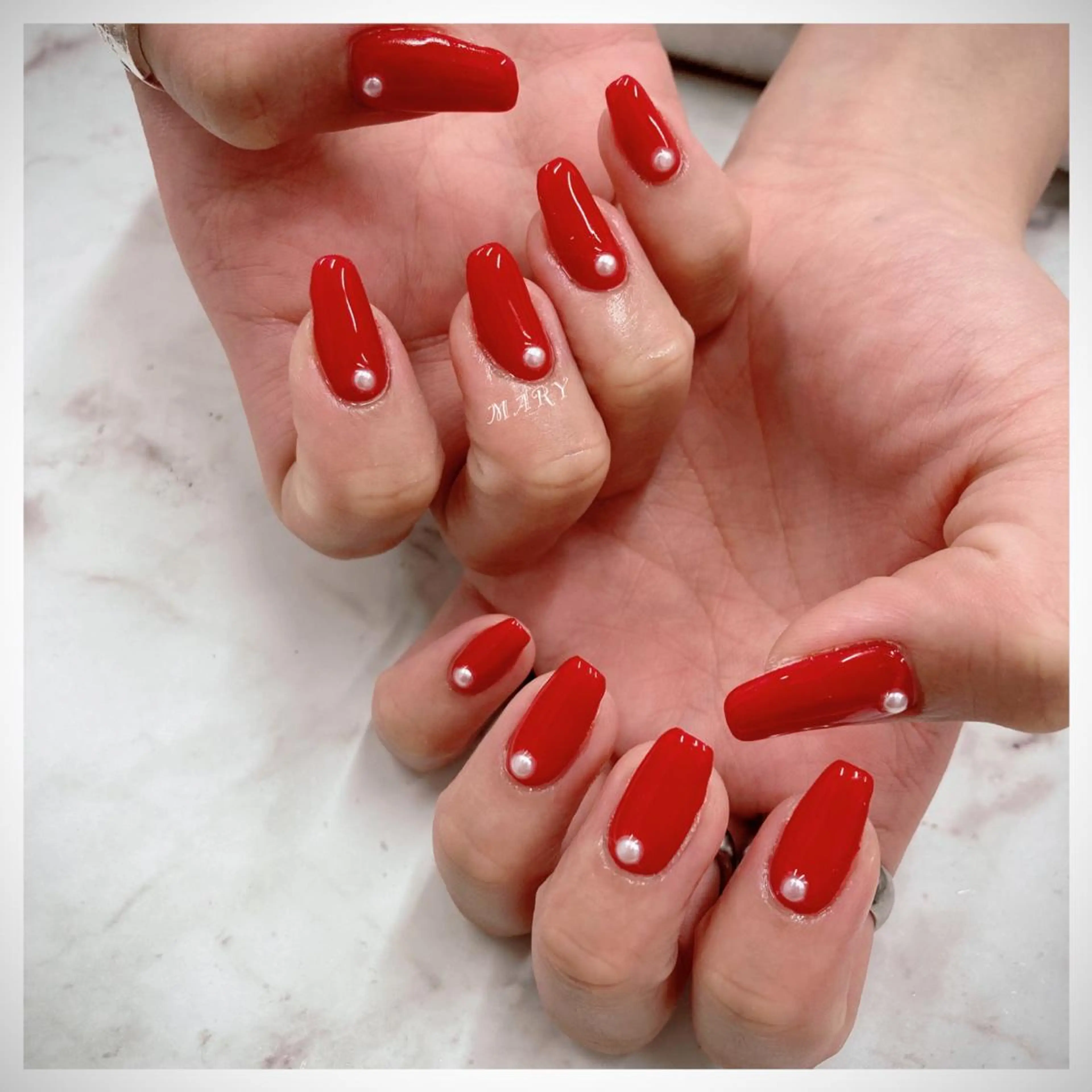 ネイル ロングネイル ニュアンスネイル ワンカラーネイル 赤色 シンプルネイル ハンドネイル Mary nail所属・Mary nail .narumiのネイルデザイン