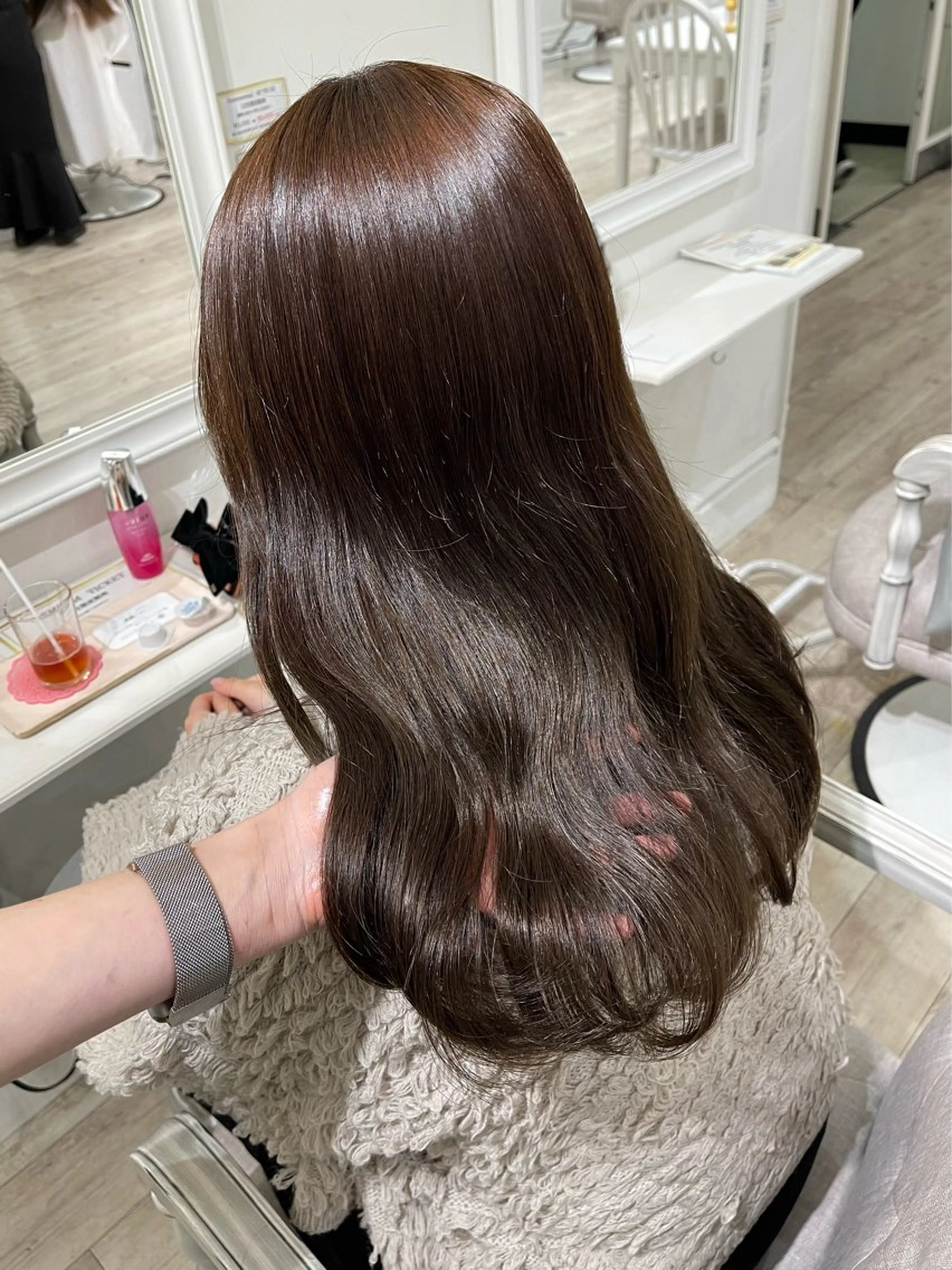 ロング カラー ブリーチ ブラウンカラー チョコレートブラウン ブリーチなしカラー 盛れる顔まわり✨🎀 レイヤー別所好葉のヘアスタイル