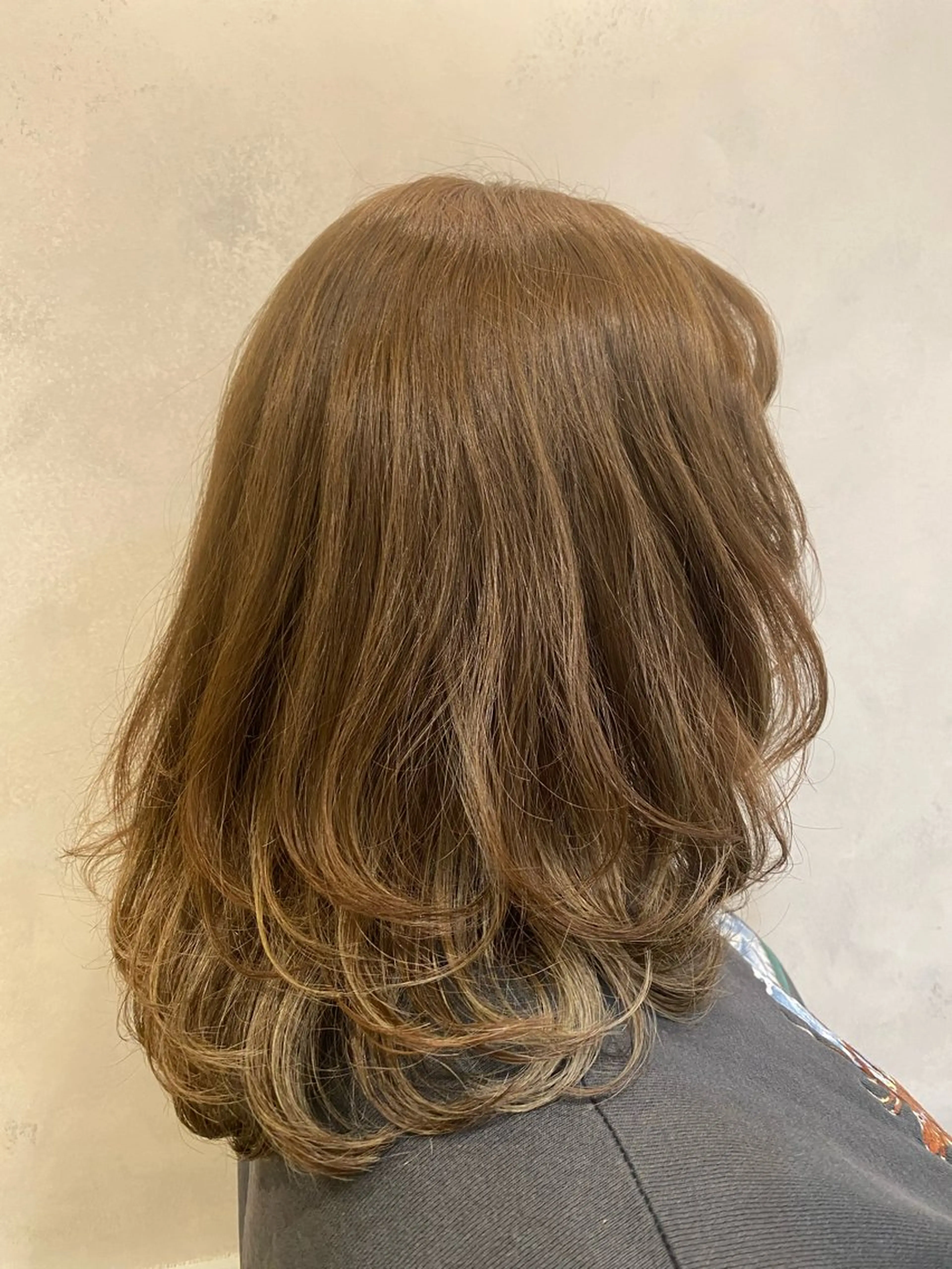 セミロング カラー ベージュカラー ハイトーンカラー オリーブベージュ 池西 佳穂のヘアスタイル