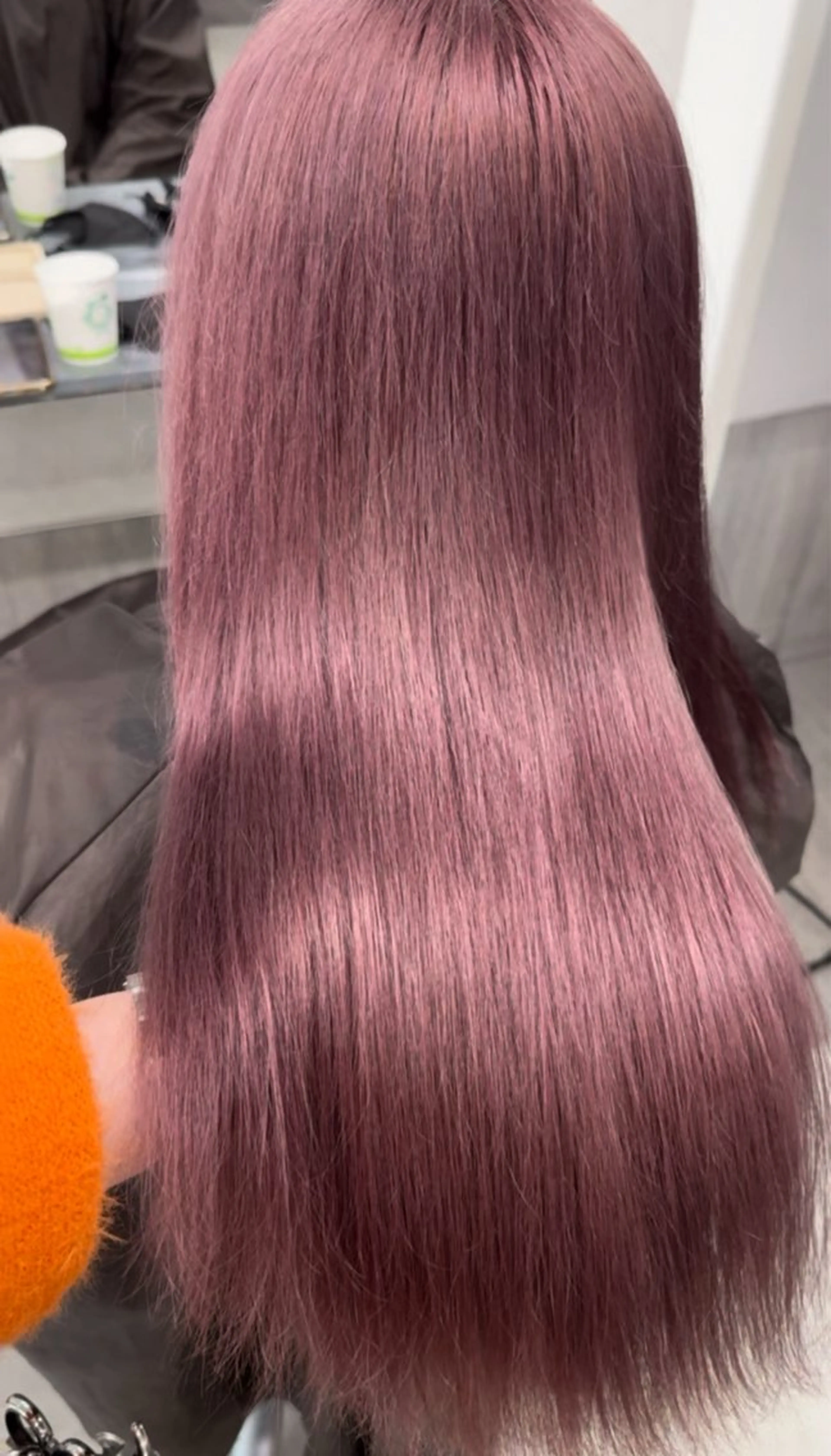 ロング 赤みなしオリーブ ハイトーン×レイヤーのヘアスタイル