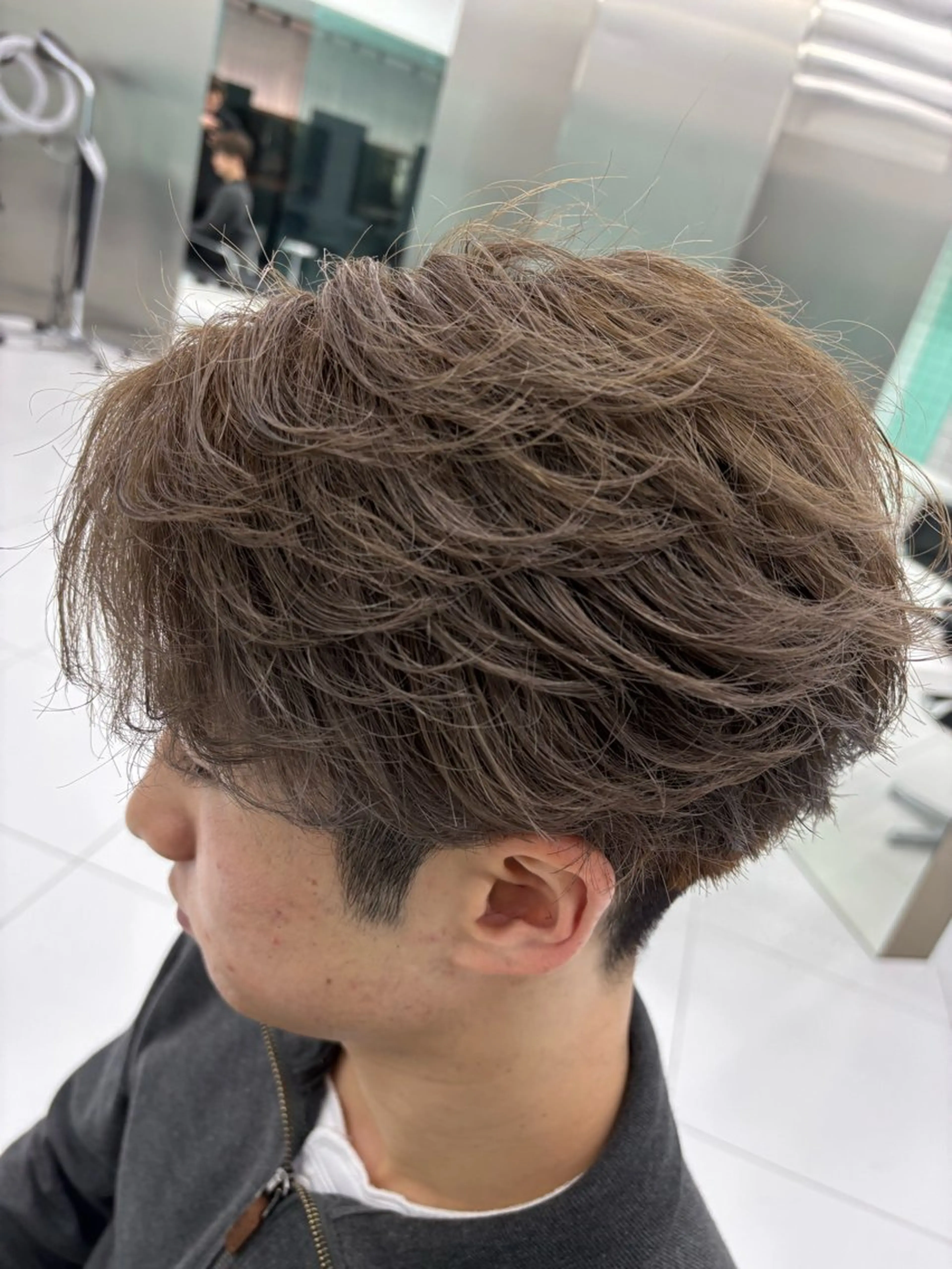 カラー メンズ メンズブリーチ ブリーチ グレージュ ミルクティーグレージュ カット ヘアカラー 高崎 堅心のヘアスタイル