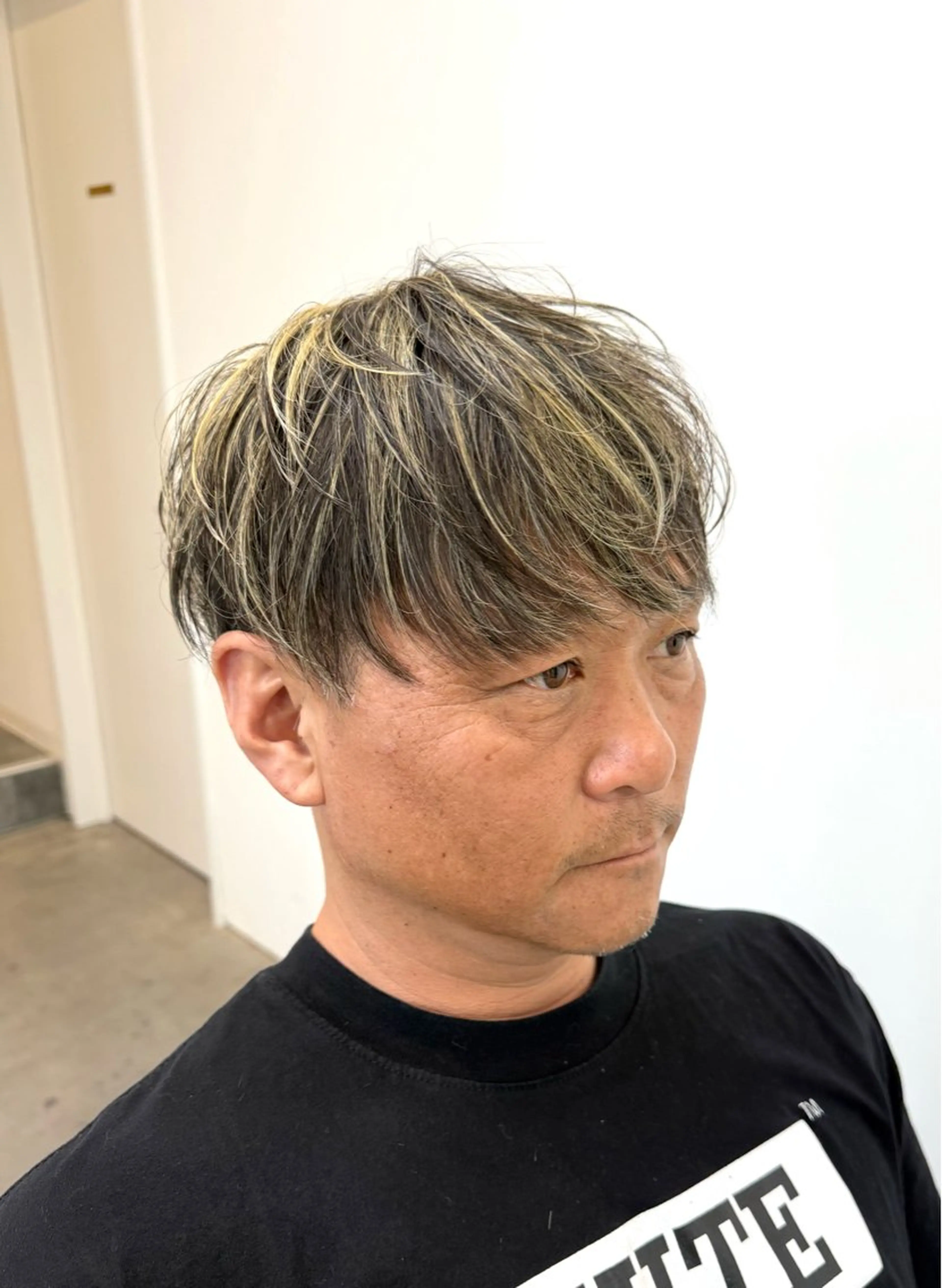 ショート メンズ センターパート フェザーパーマ メンズハイライト メンズ韓国風 メンズパーマ Nake所属・古賀 雄大のヘアスタイル