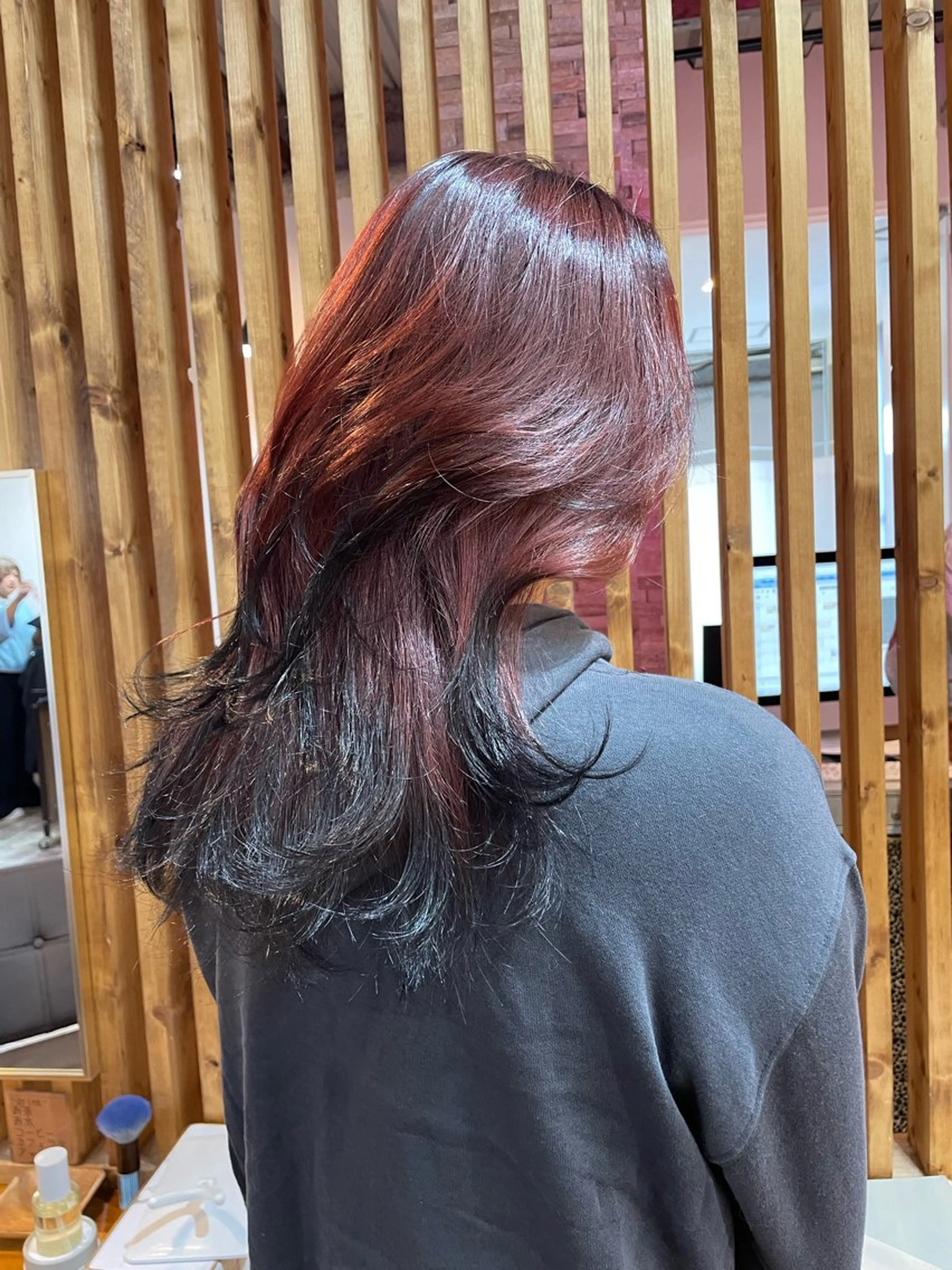 ロング カラー 黒髪 レッドカラー レイヤーカット カット ヘアカラー YUI/ ブリーチカラー🌷のヘアスタイル