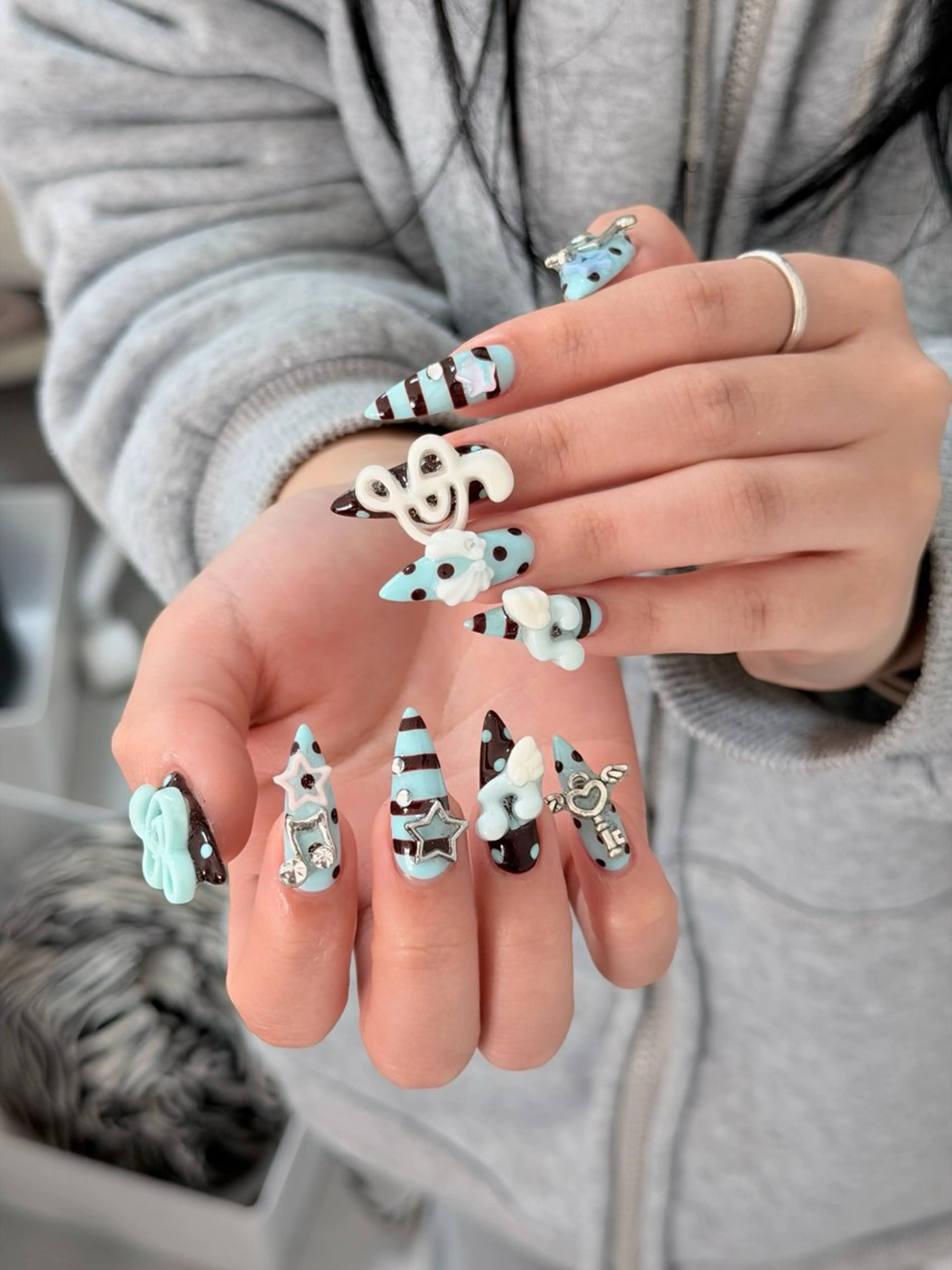 ネイル オーロラネイル ボルドー ブラウン 氷ネイル・うるうるネイル キラキラネイル ハンドネイル Julli ジュリのネイルデザイン