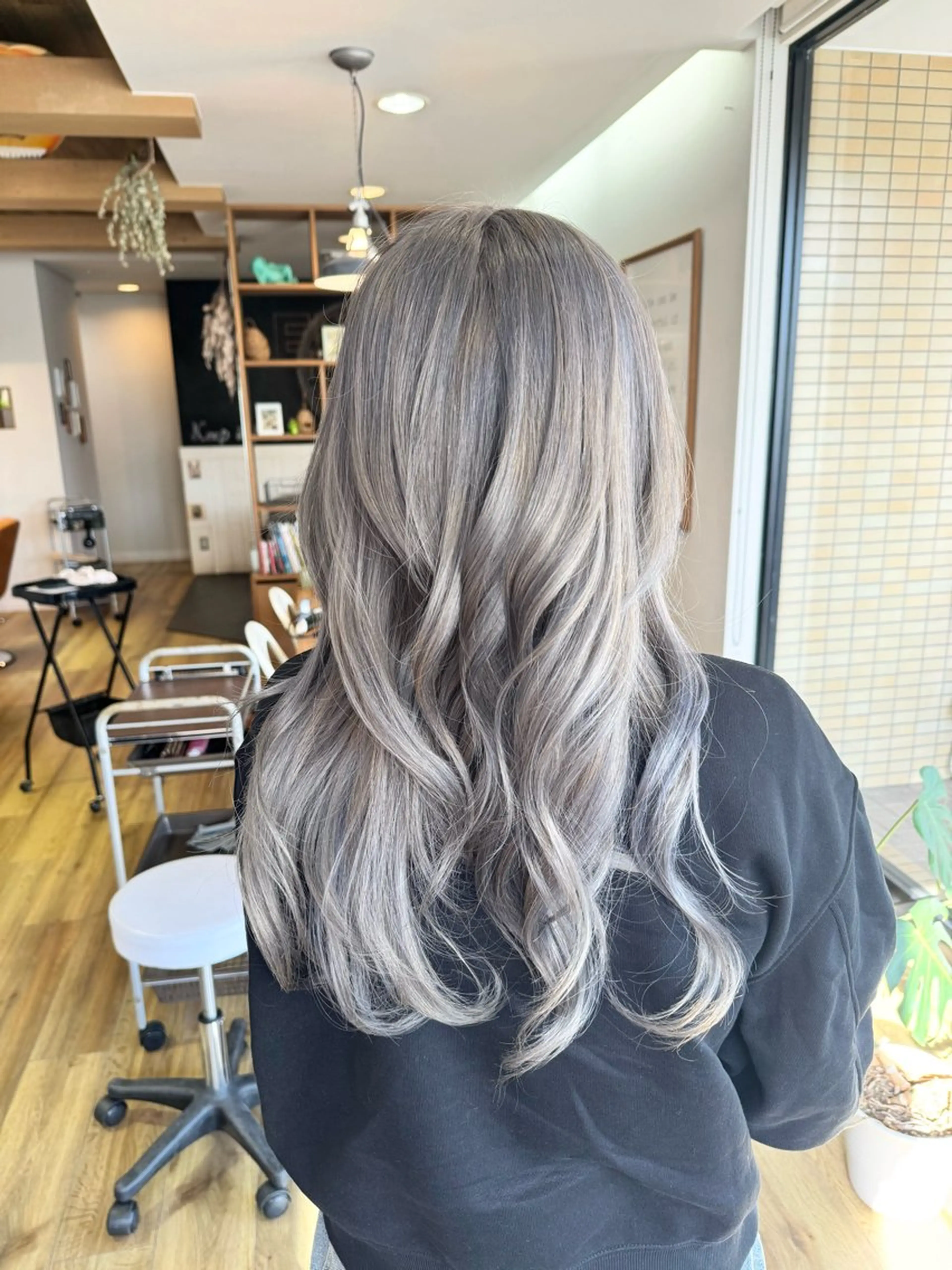 ロング カラー ブリーチ グレージュ ヘアカラー トリートメント ツキダテ ユイのヘアスタイル