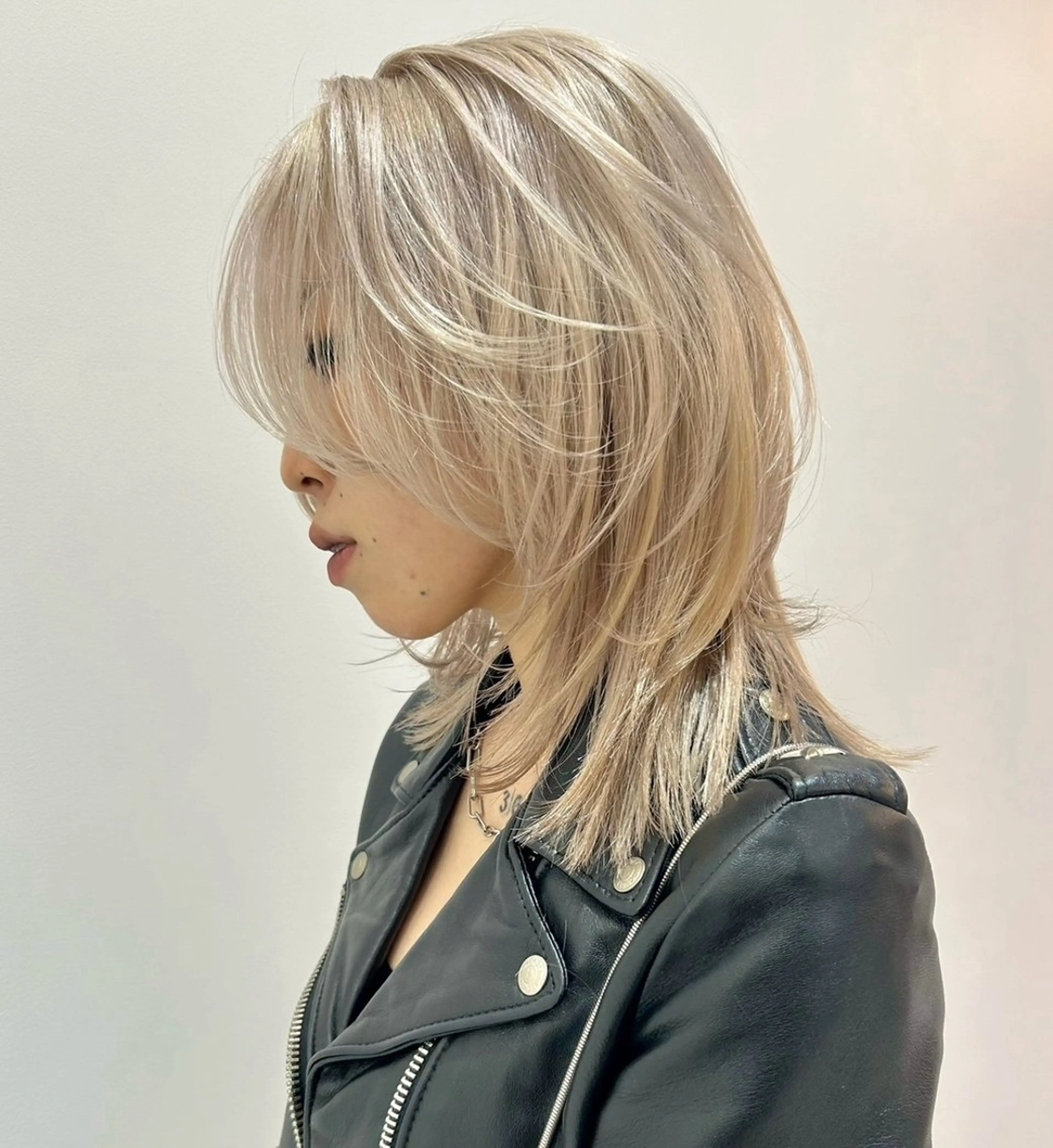 ミディアム カラー ブリーチ ブロンド ハイトーン/ブリーチ 似合せカット/パーマのヘアスタイル