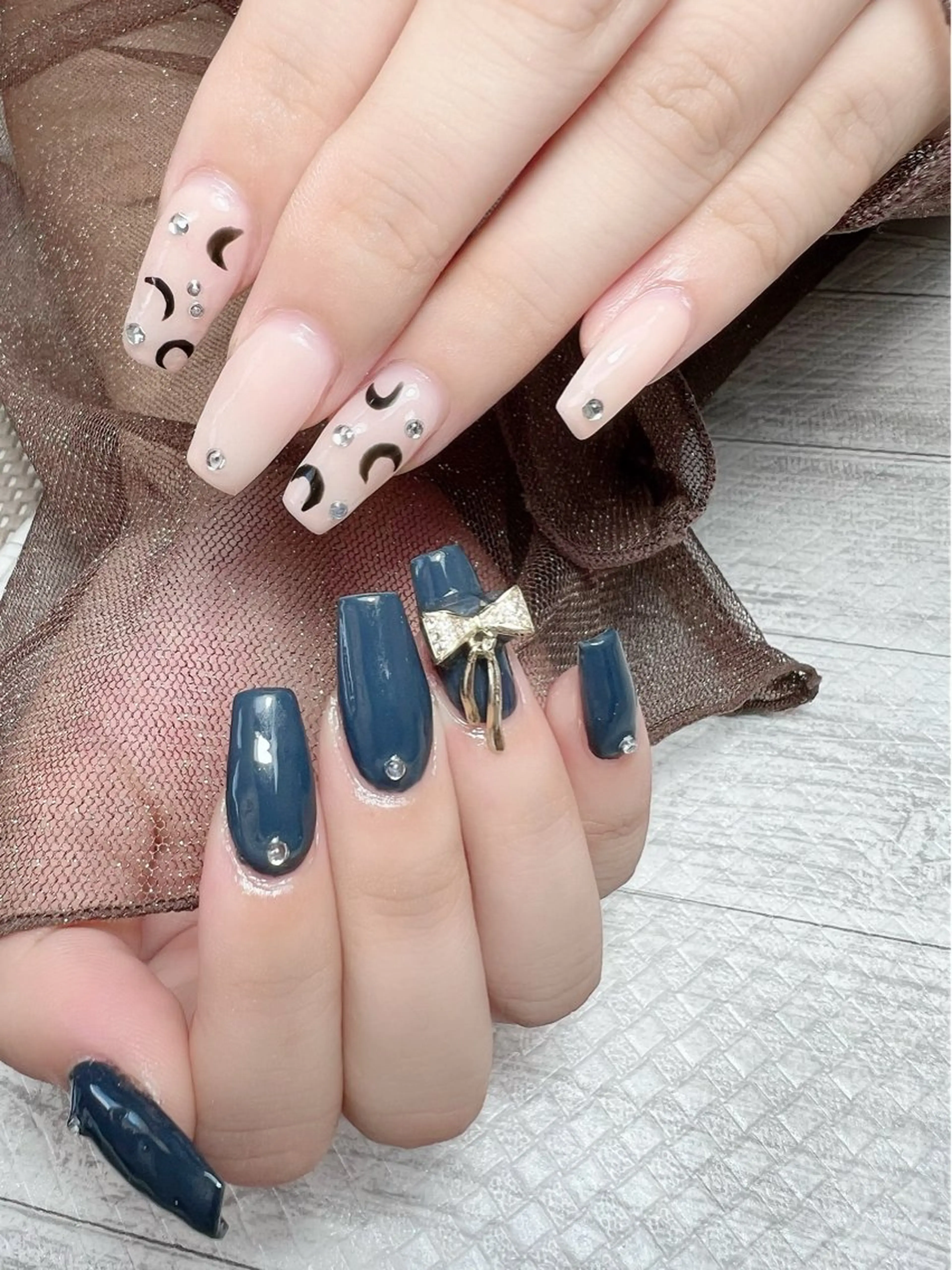 ネイル アートネイル ジェルネイル グリーン ネイビー リボン ハンドネイル シェヌネイル JURAのネイルデザイン