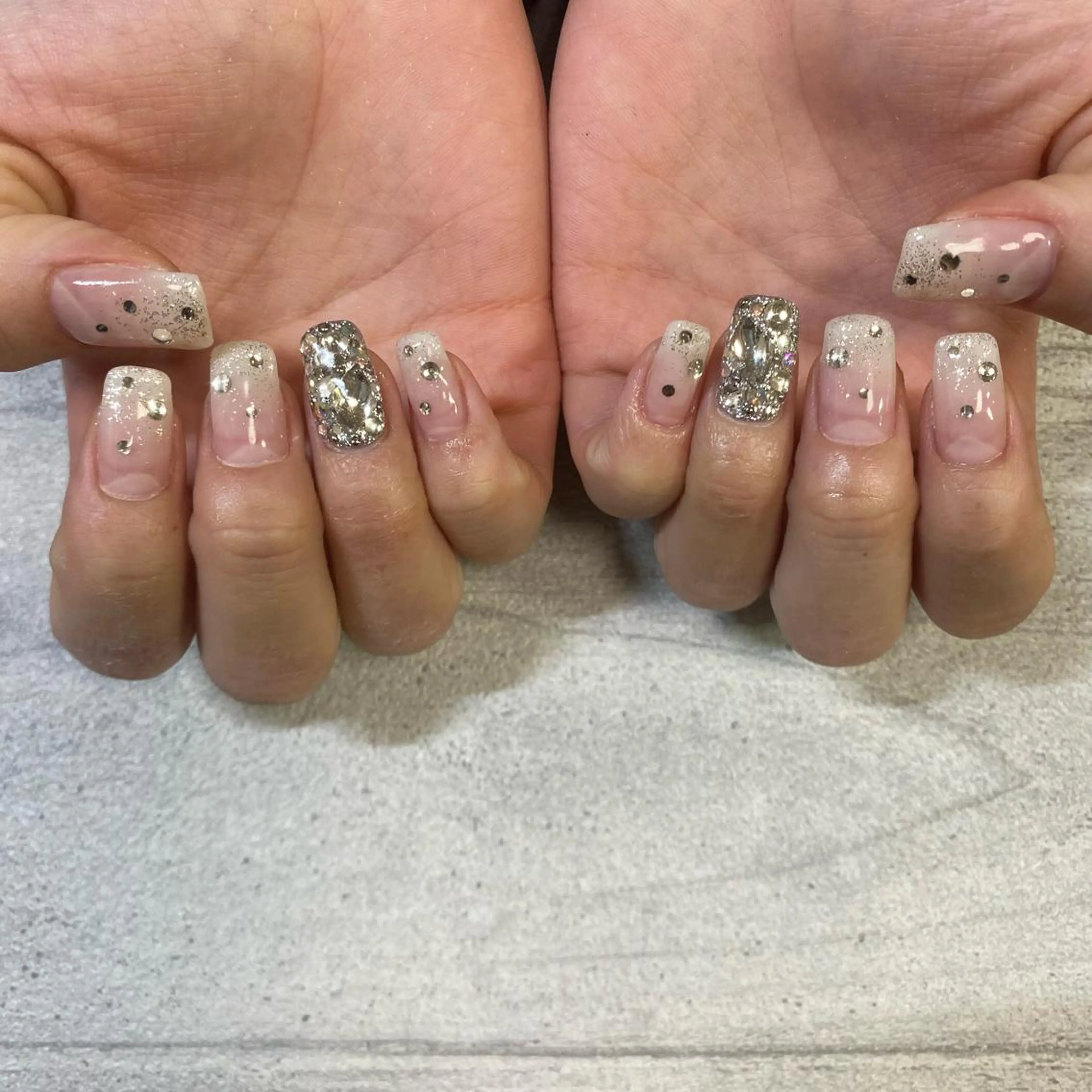 ショート カラー パーマ ヘアアレンジ メンズ キッズ ネイル マツエク・マツパ アイブロウ キラキラネイル ハンドネイル ハンドケア 今福鶴見ネイル 8(ｴｲﾄ)のネイルデザイン