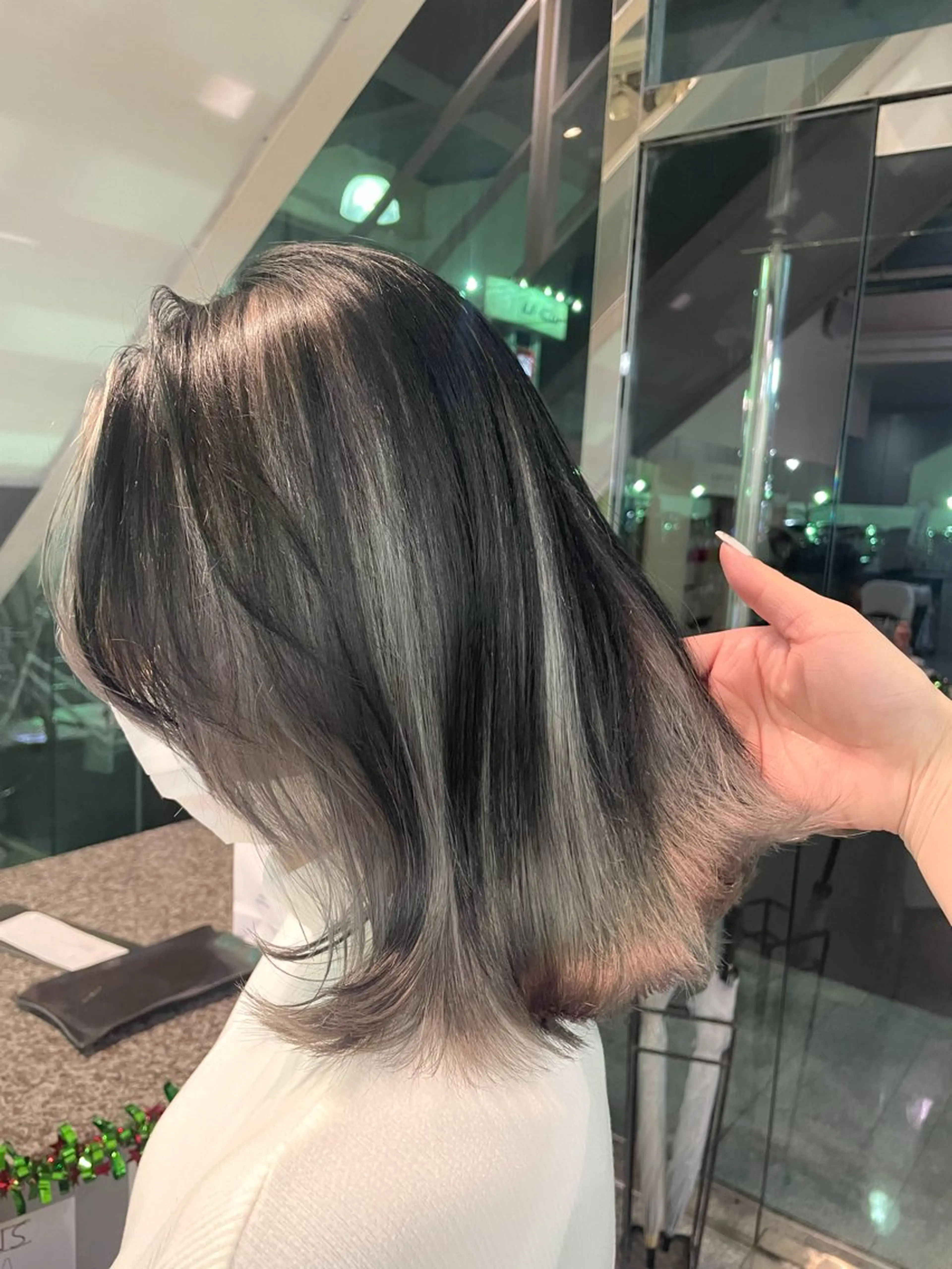 ミディアム カラー 黒髪 シルバー ハイトーン/ブリーチ 🤍足立里湖のヘアスタイル