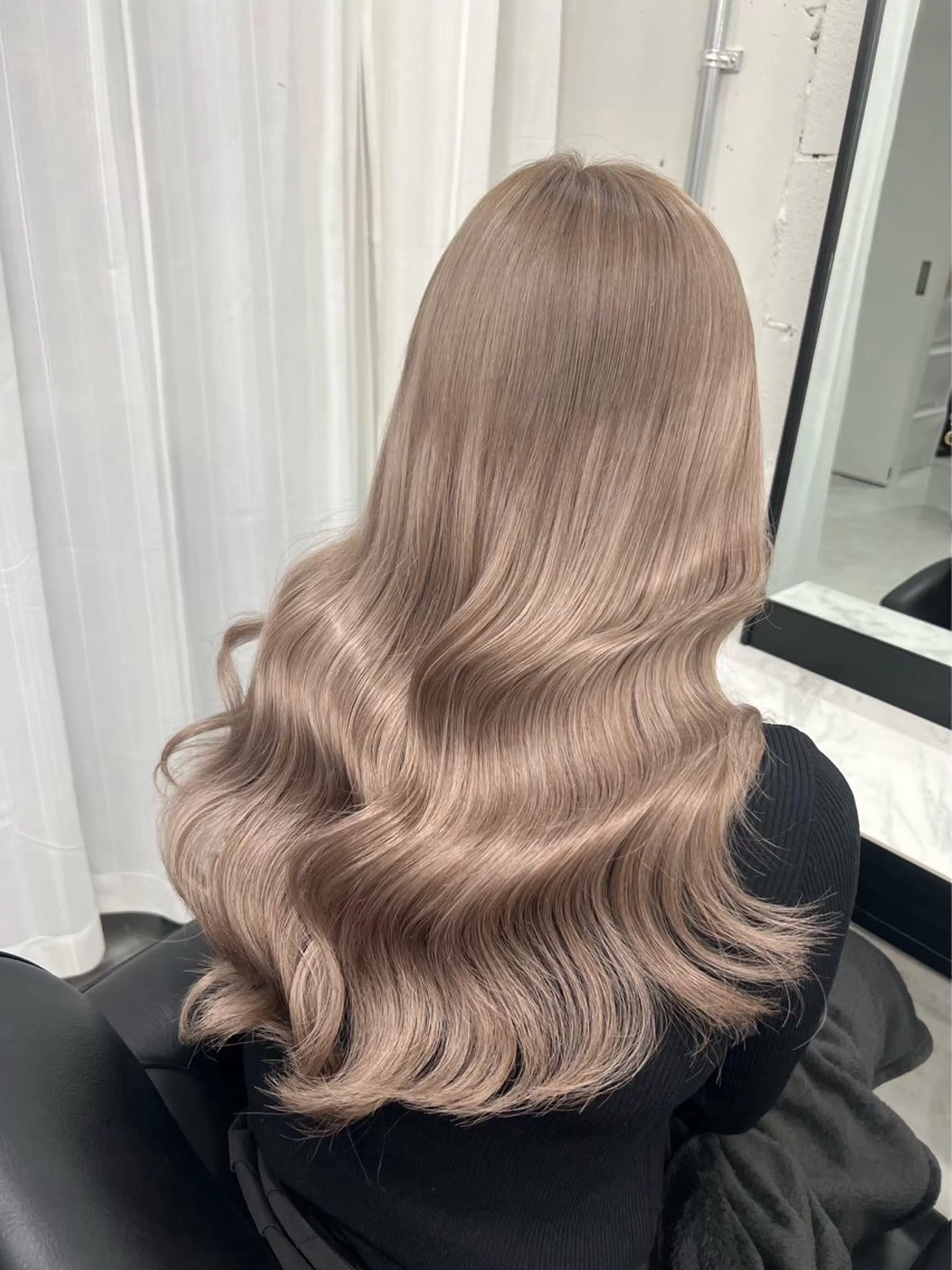ロング カラー ベージュカラー 透明感カラー グレージュ ハイトーンカラー ミルクティーグレージュ ヘアカラー 新宿/ハイトーン/ シールエクステ 祐介のヘアスタイル
