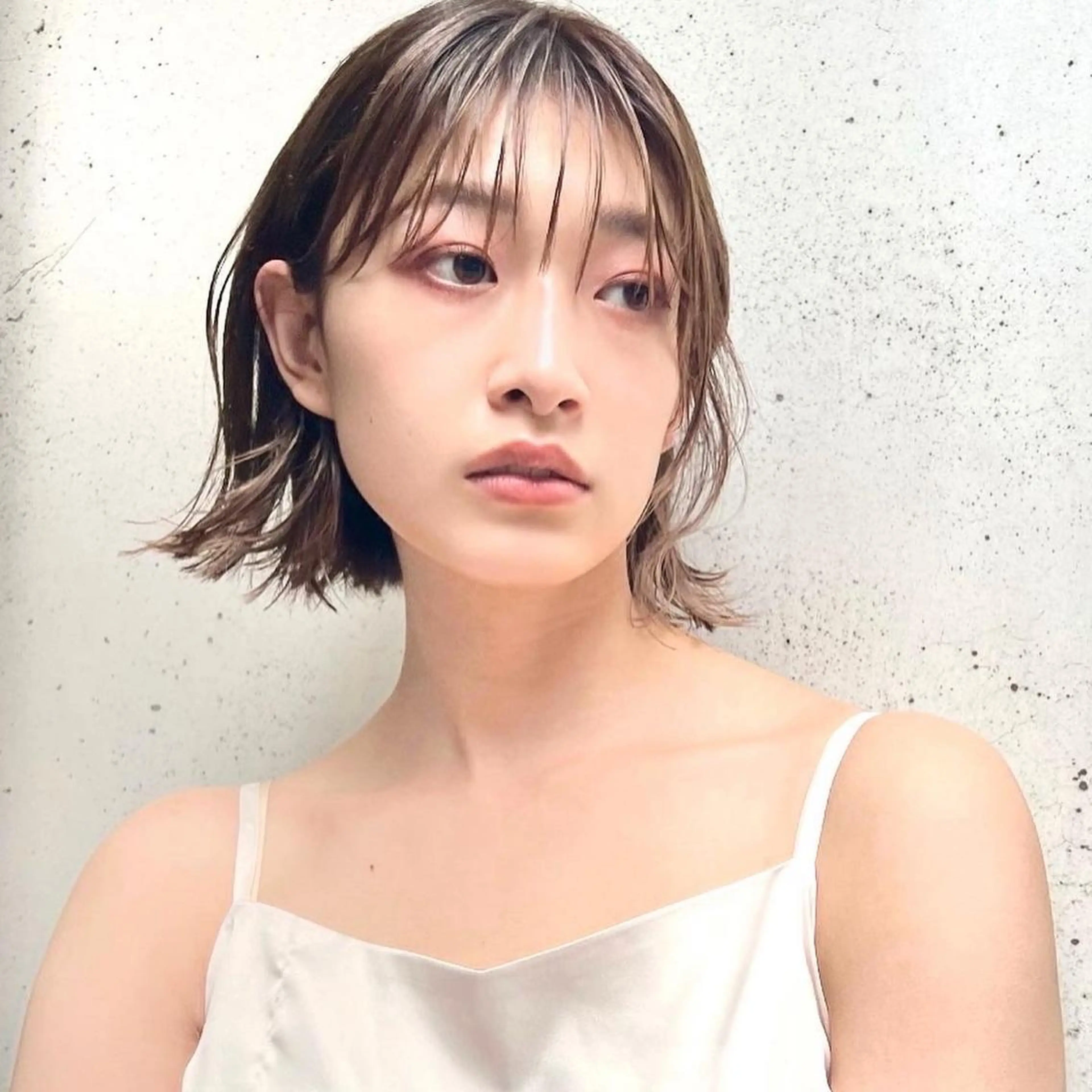 ショート カラー 切りっぱなしボブ 前下がりボブ ブリーチ グレージュ イルミナカラー カット ヘアカラー トリートメント レイヤー専門家 ダブルカラー修のヘアスタイル