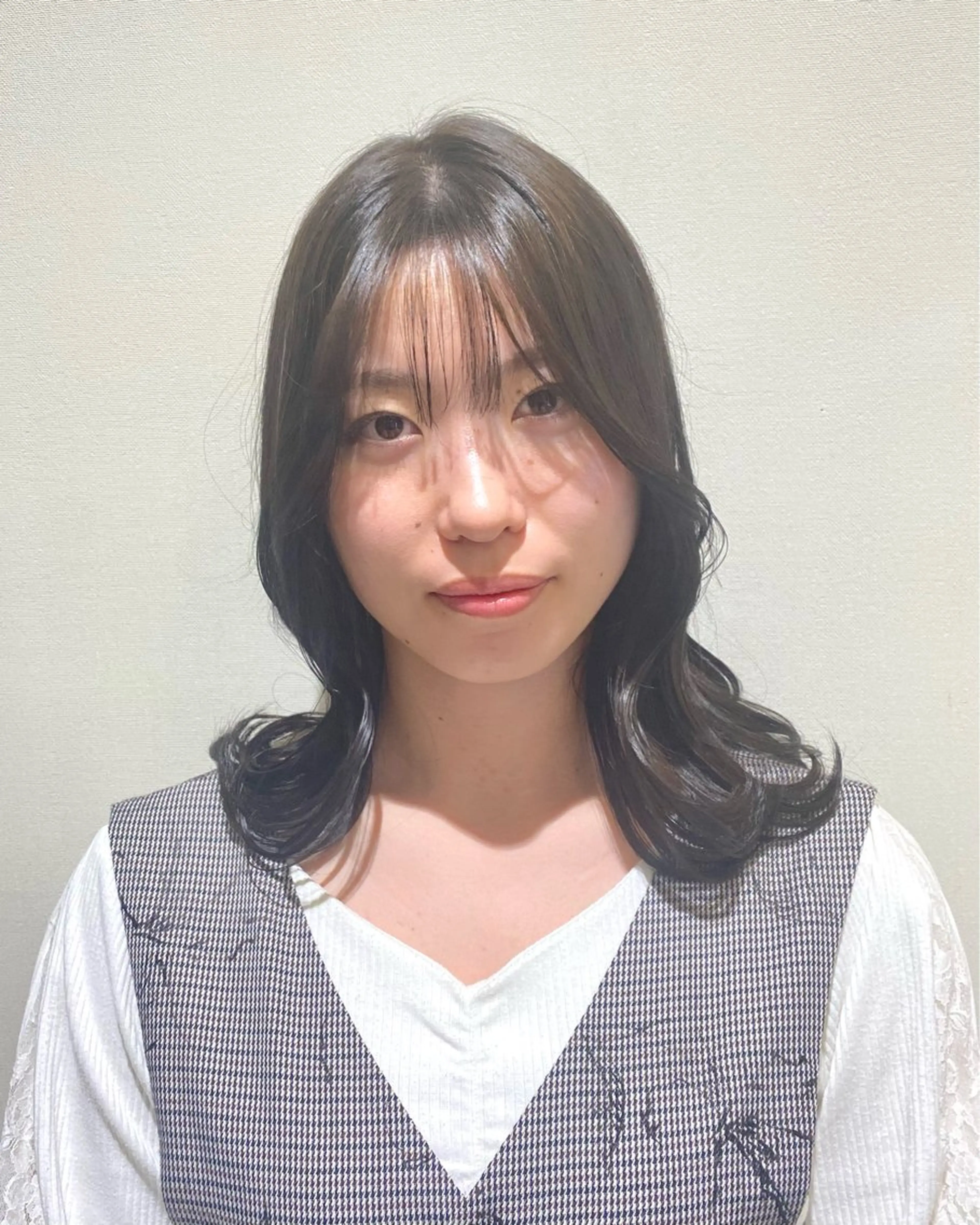 ミディアム カラー ミディアムレイヤー 伸ばしかけ レイヤーカット カット ヘアカラー トリートメント 菅野 奏のヘアスタイル