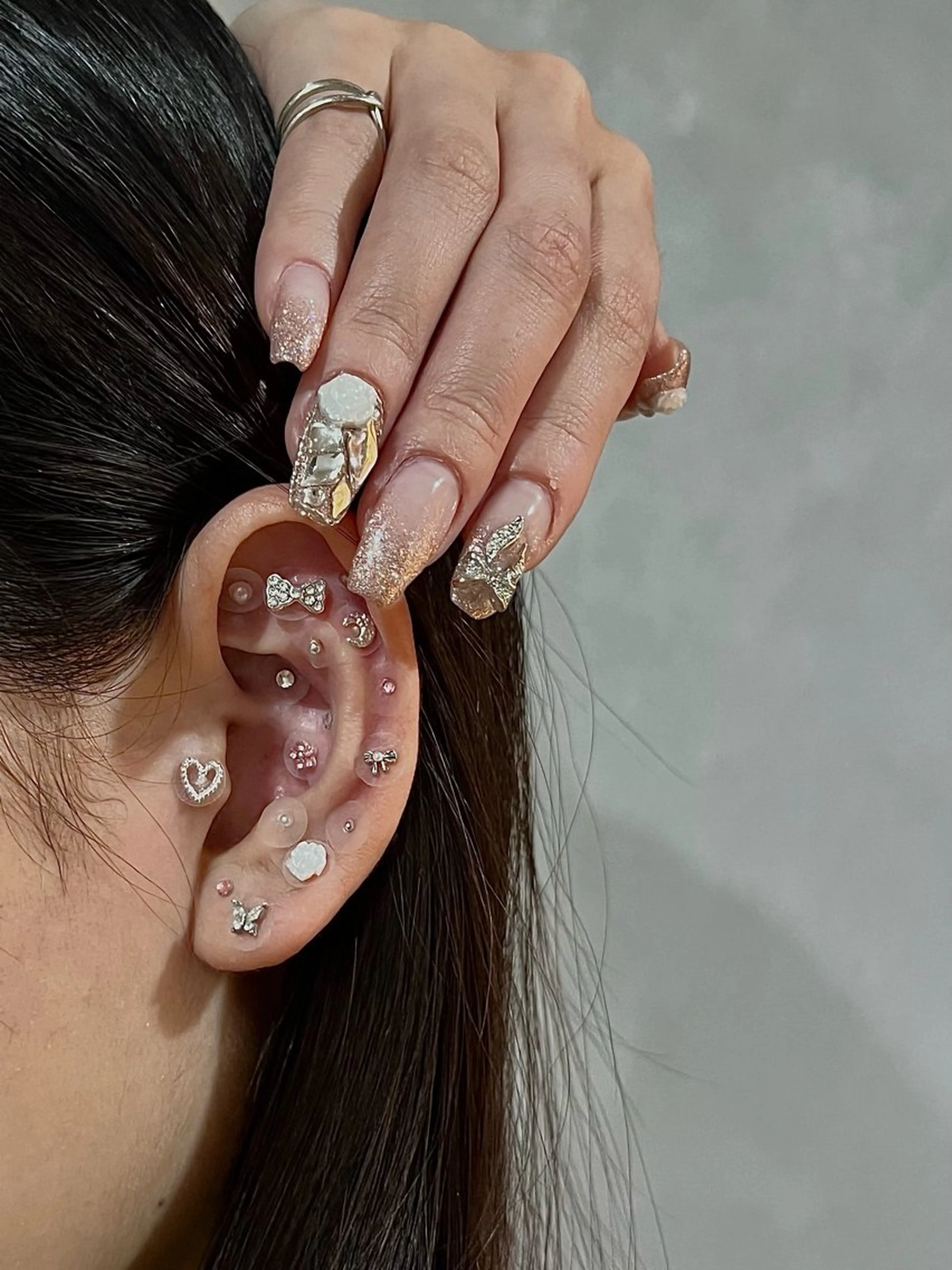 SNSで話題★【耳ツボジュエリー👂💎】両耳​〜​30個まで💎完全オーダーメイドで好きなパーツからお選び頂けますの写真